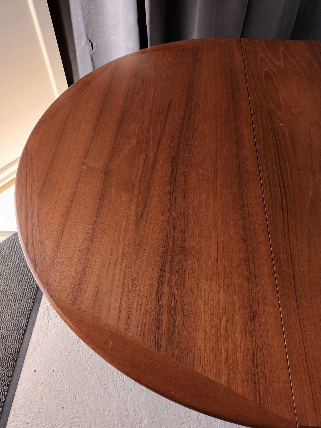 Scandinavian round table