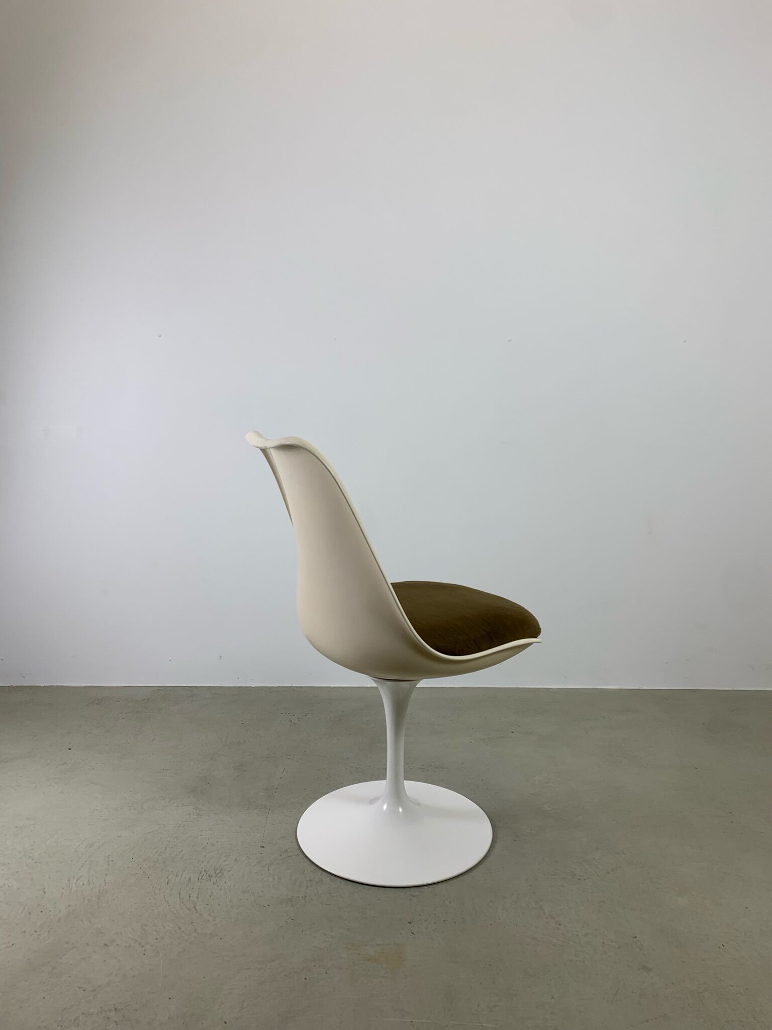 Eero Saarinen Tulip Dining Set with Swifel Chairs for Knoll International 1960s