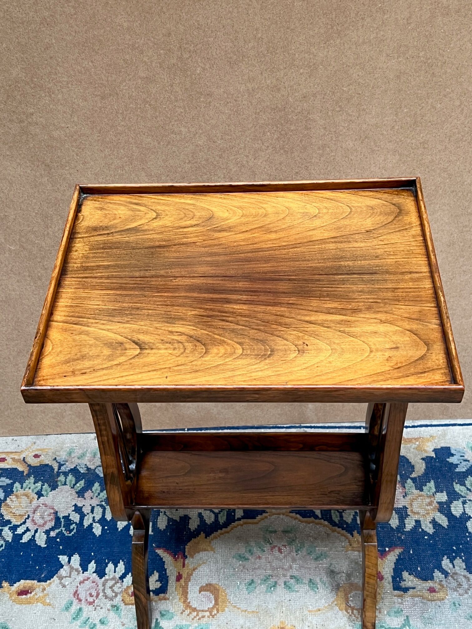 Table double harp feet lyre.
