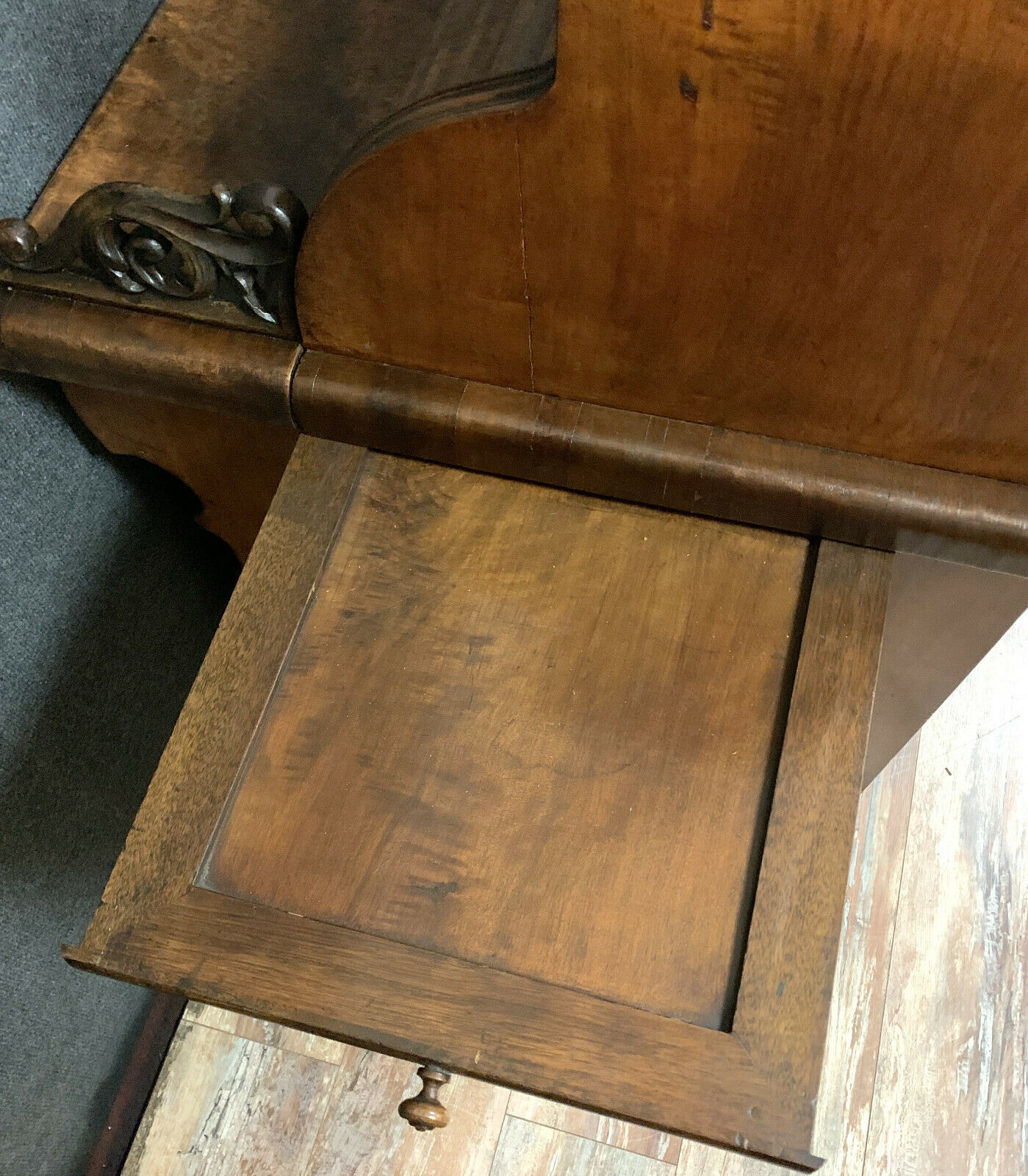 Scriban époque Biedermeier en noyer clair vers 1820
