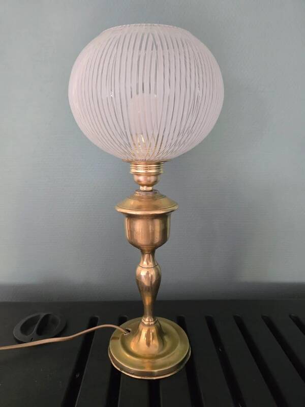 Ancienne lampe à pétrole électrifiée et modernisée - globe strié