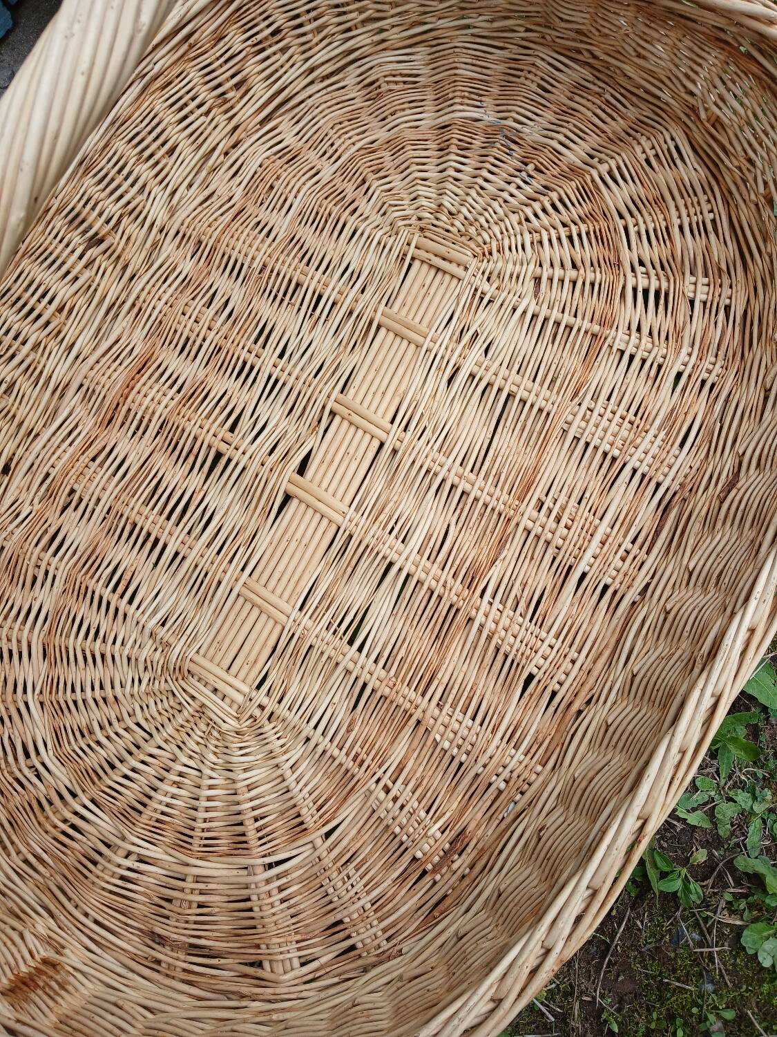 Wicker pastry basket