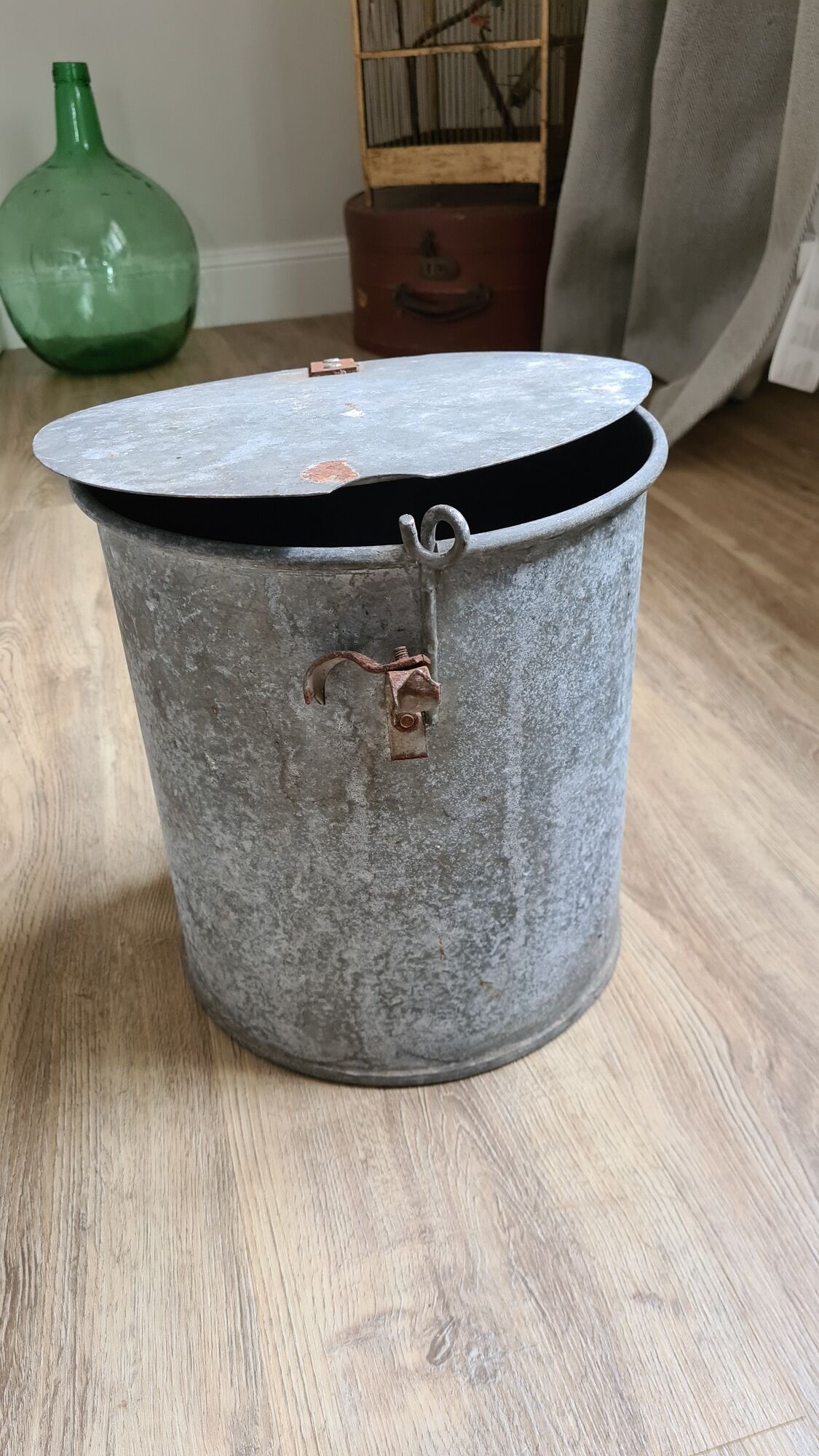 Old large zinc pot with lid / vintage Dimensions: 29x26