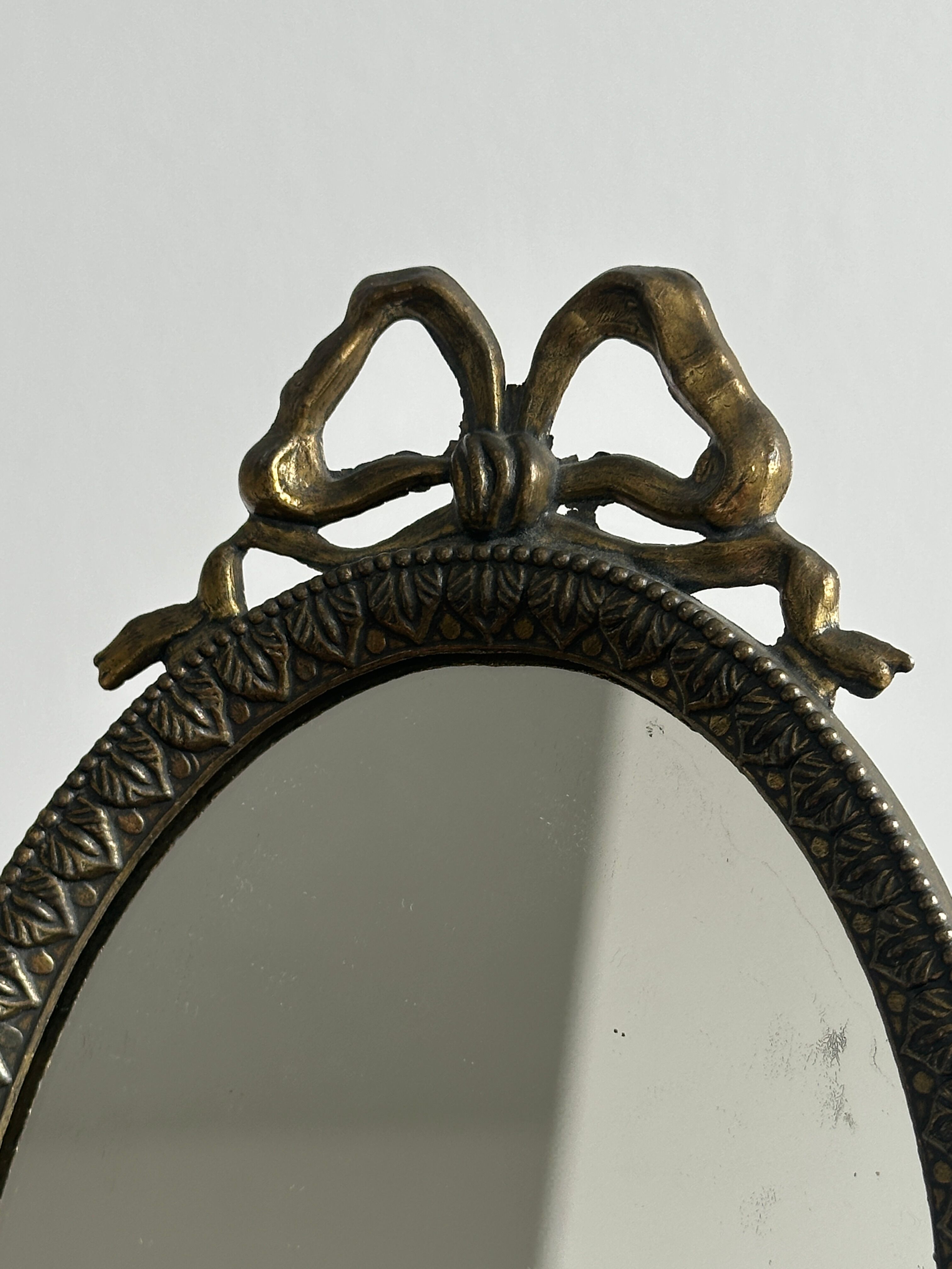 Petit miroir oval ancien
