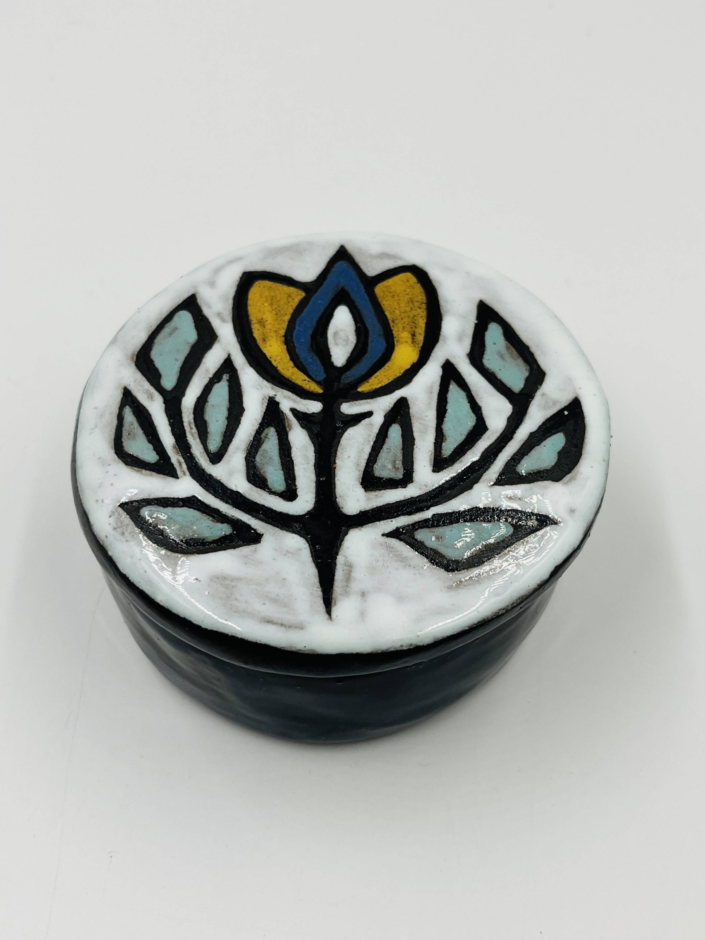 Ceramic box from Namur attributed to Yvette Manoy.