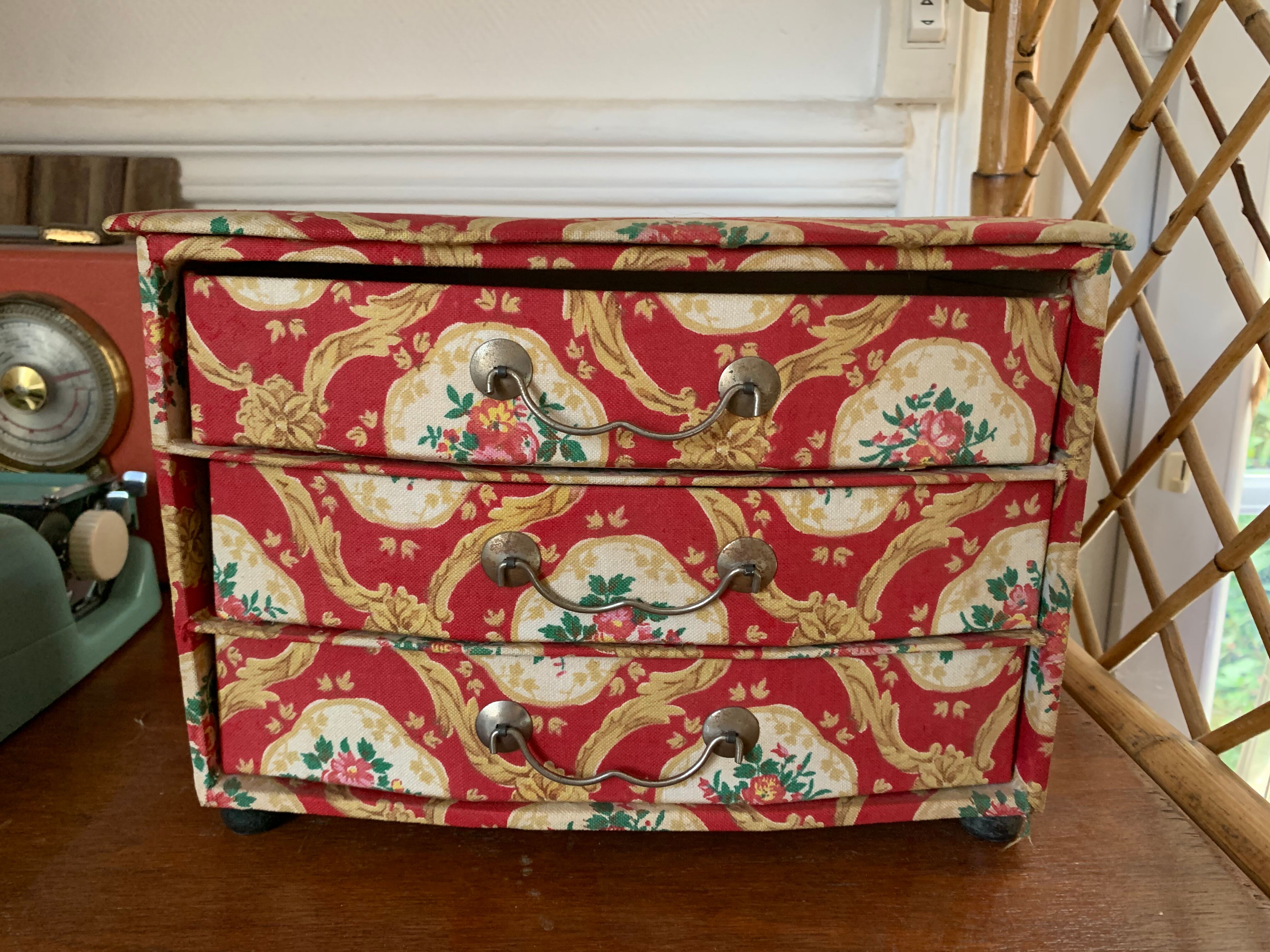 Fabric jewelry box