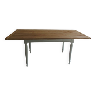 Table de ferme, piètement patiné gris perle, plateau bois