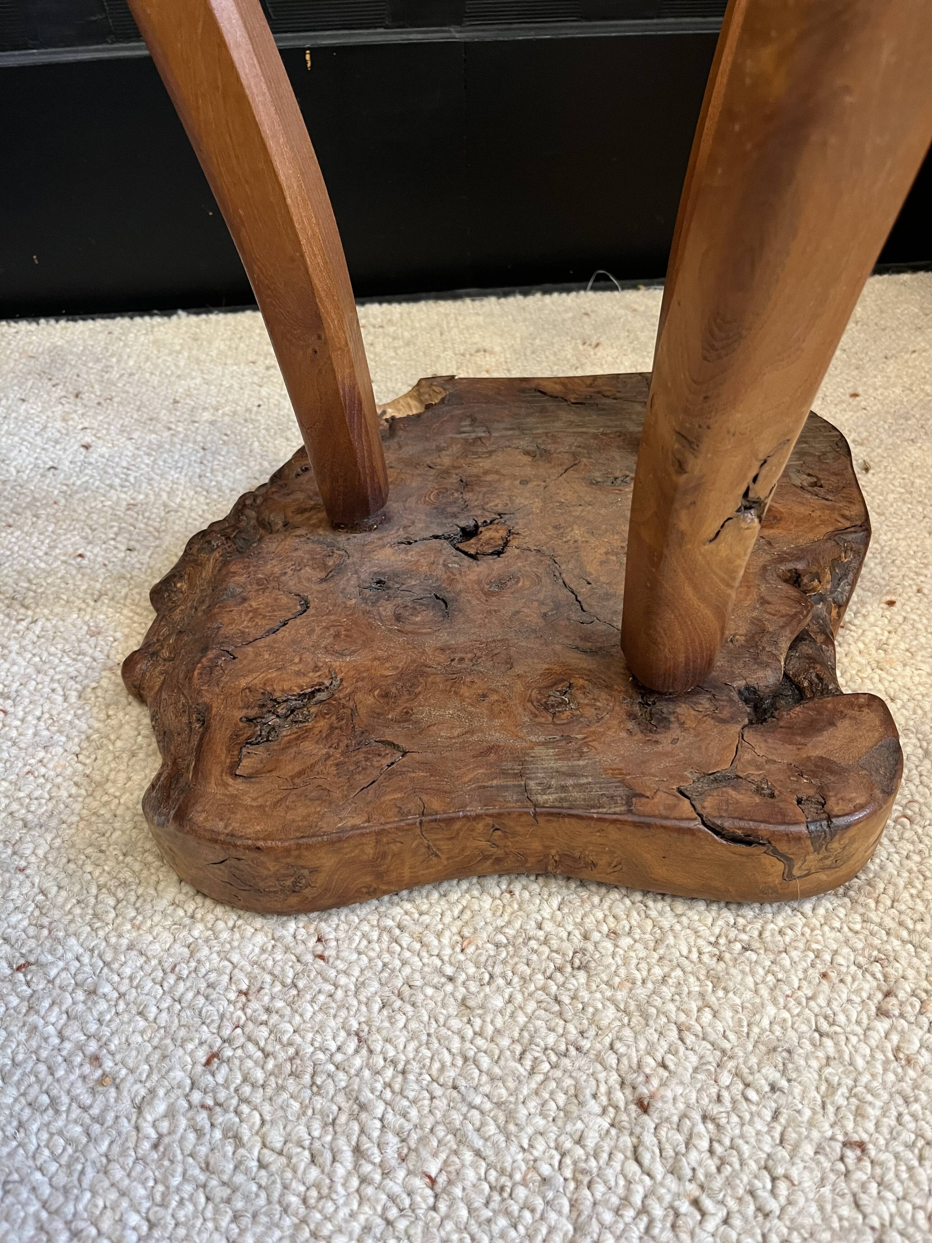 Tabouret tripode en bois massif