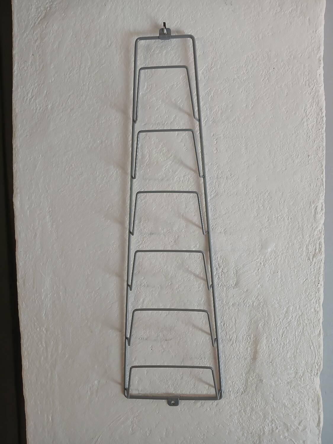 Metal wall-mounted magazine/book rack