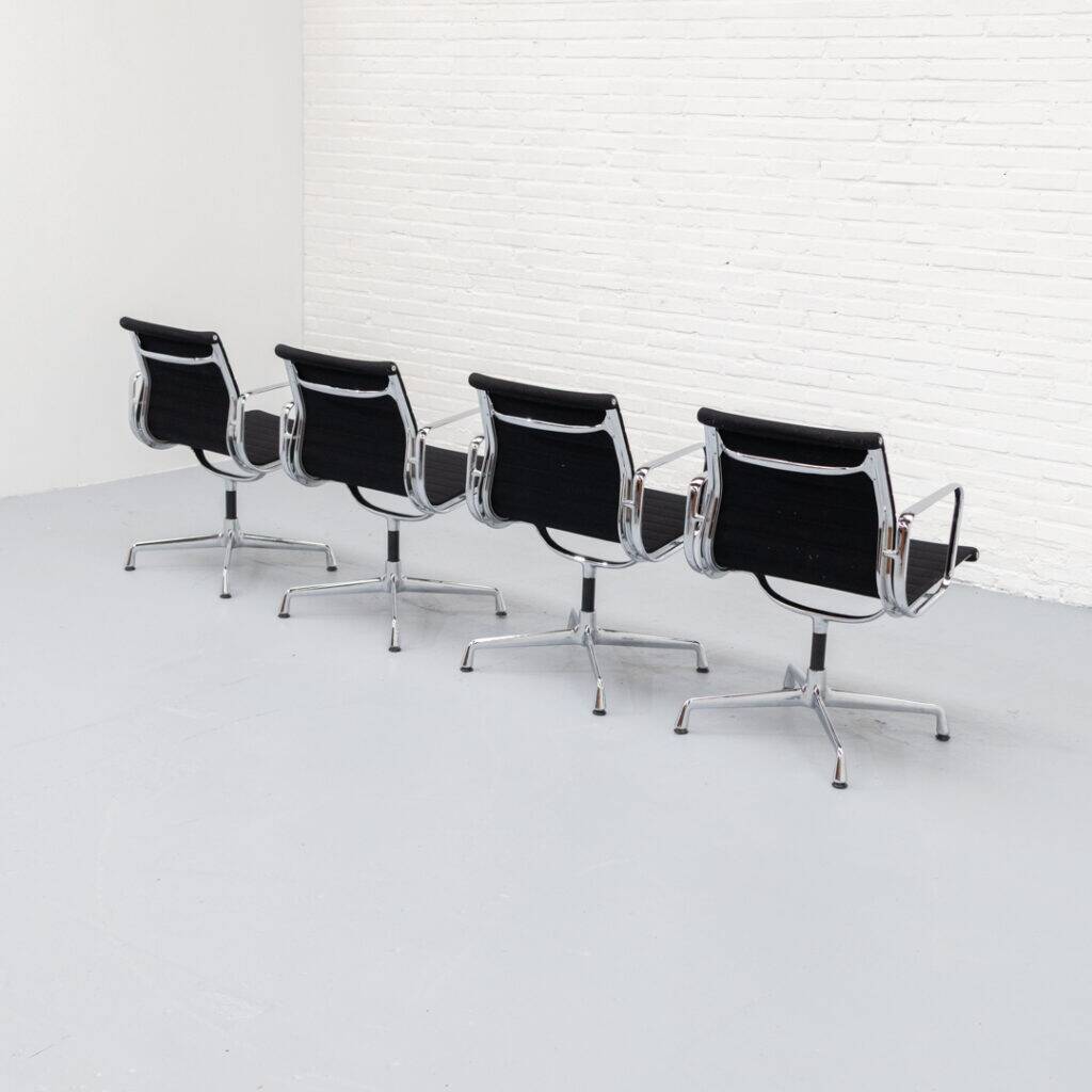 Chaise Eames EA 108 Vitra années 1990