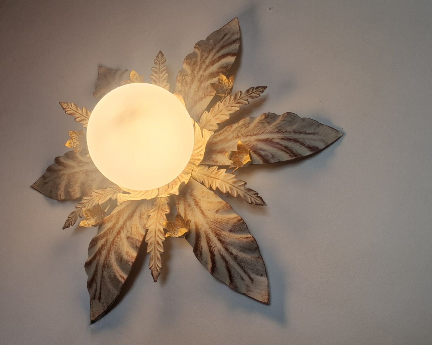 Wall lamp or floral ceiling lamp in white globe