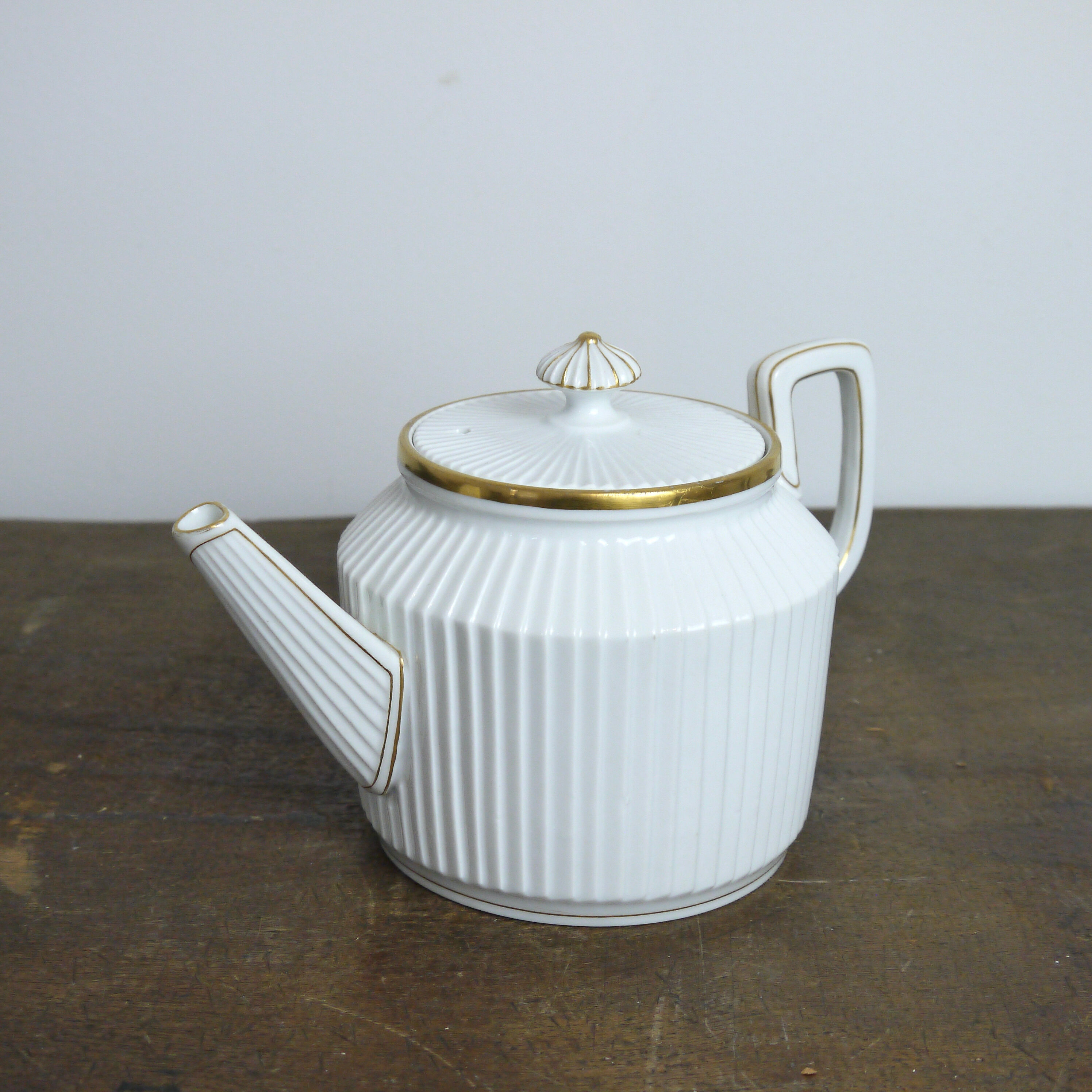Mehun porcelain white teapot and porcelain gold