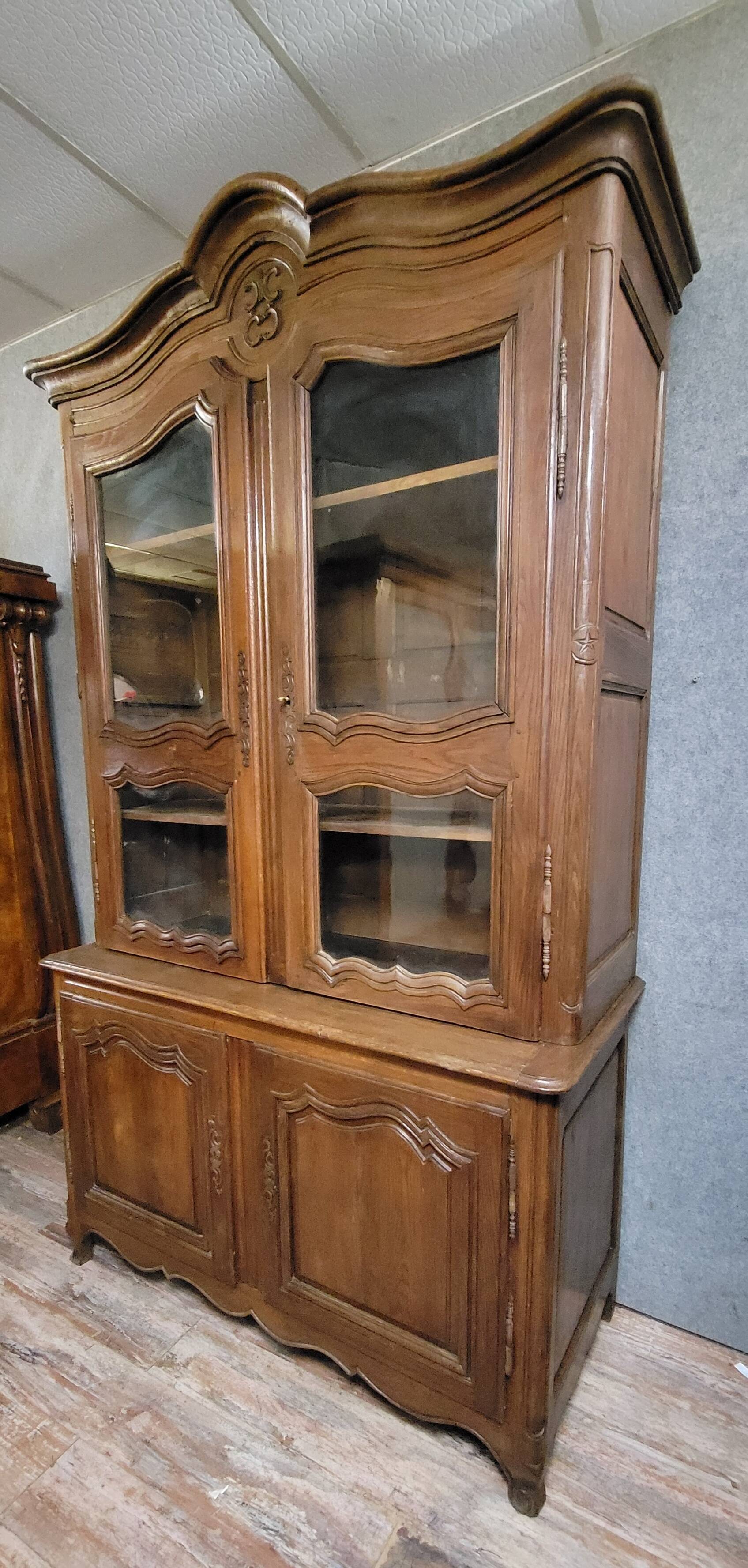 Buffet-Bibliothéque a deux-corps époque Louis XV, réalisé en chêne massif