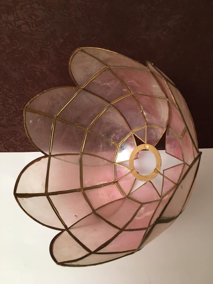 Lampshade in mother-of-pearl pink and brass