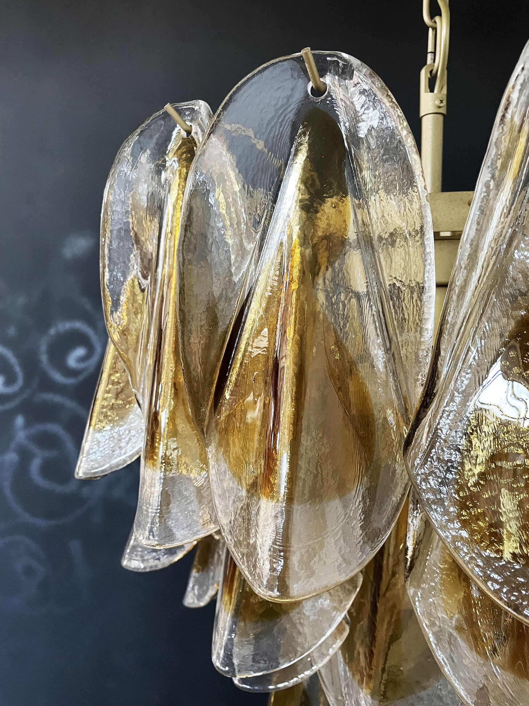 Lustre vintage italien de Murano - Mazzega - 41 "rondini" verre ambré