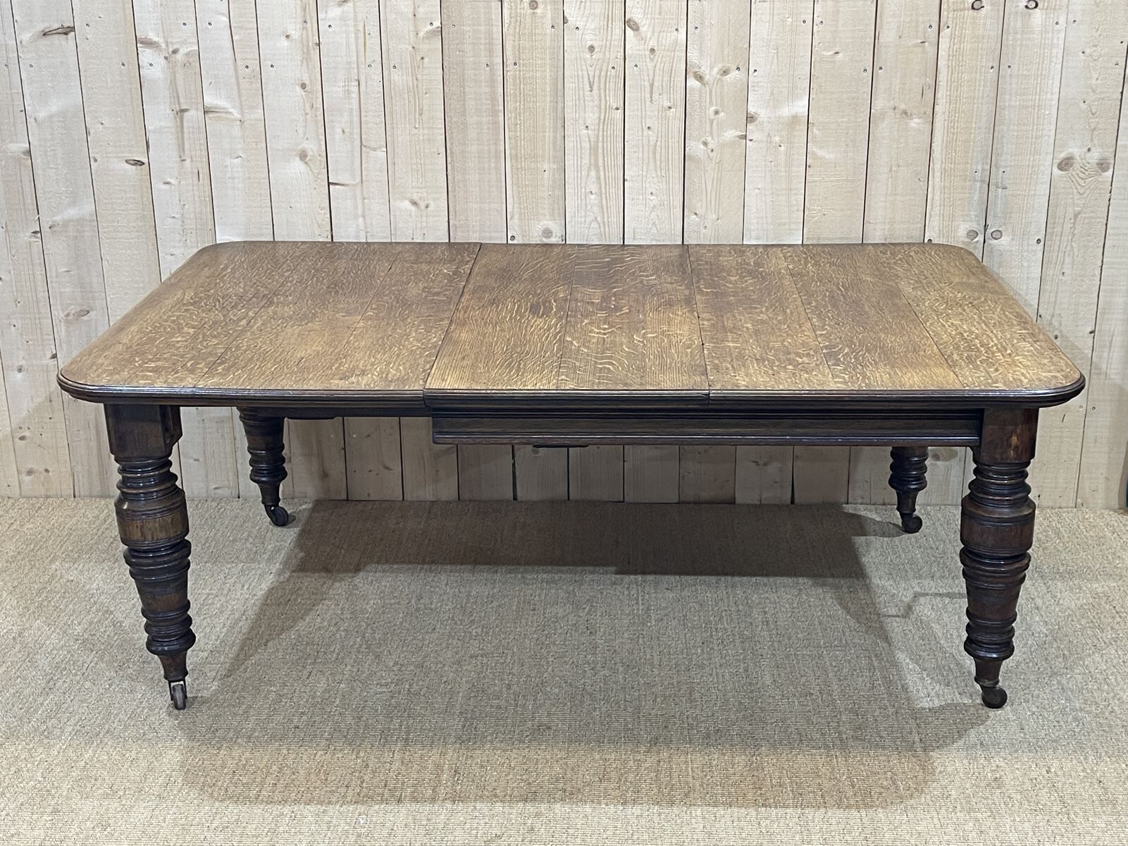 English nineteenth oak table with 1 crank extension