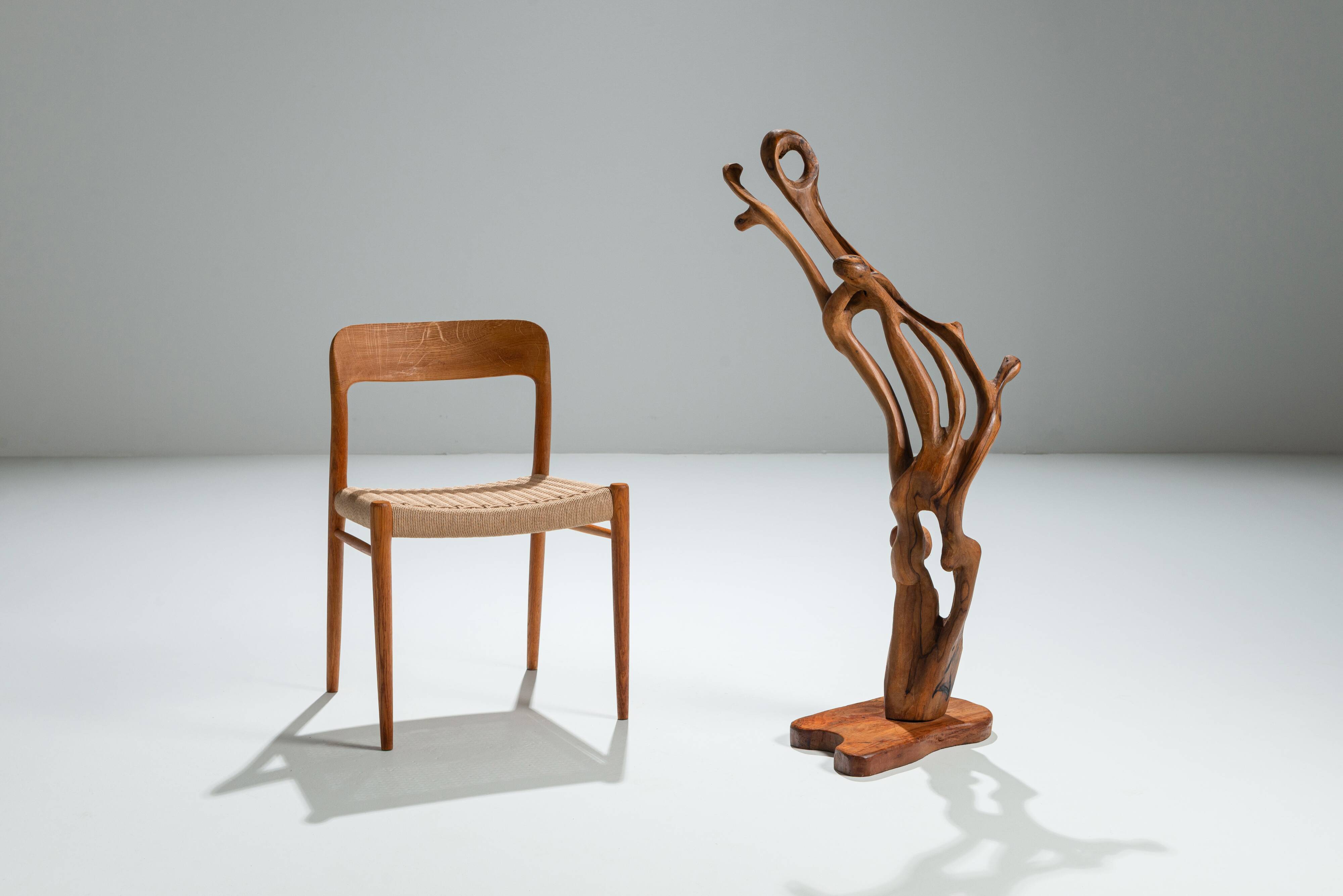 Handmade floorsculpture in burl wood