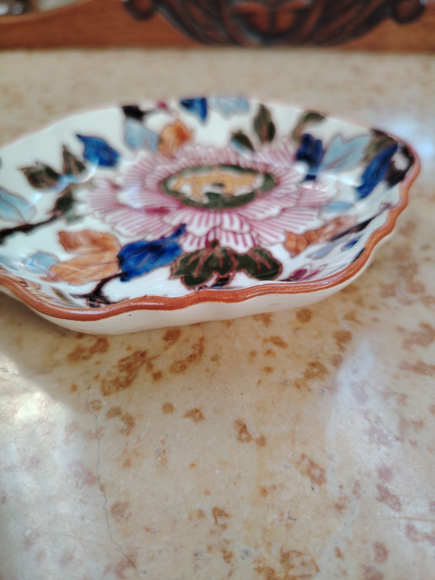 Empty pocket dish in Gien earthenware with peony decoration.