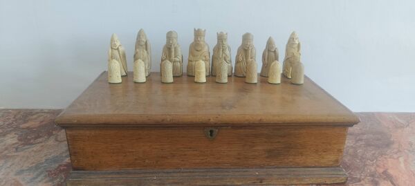 Réplique du jeu d'échecs Isle of Lewis de style musée avec boîte en bois faite à la main