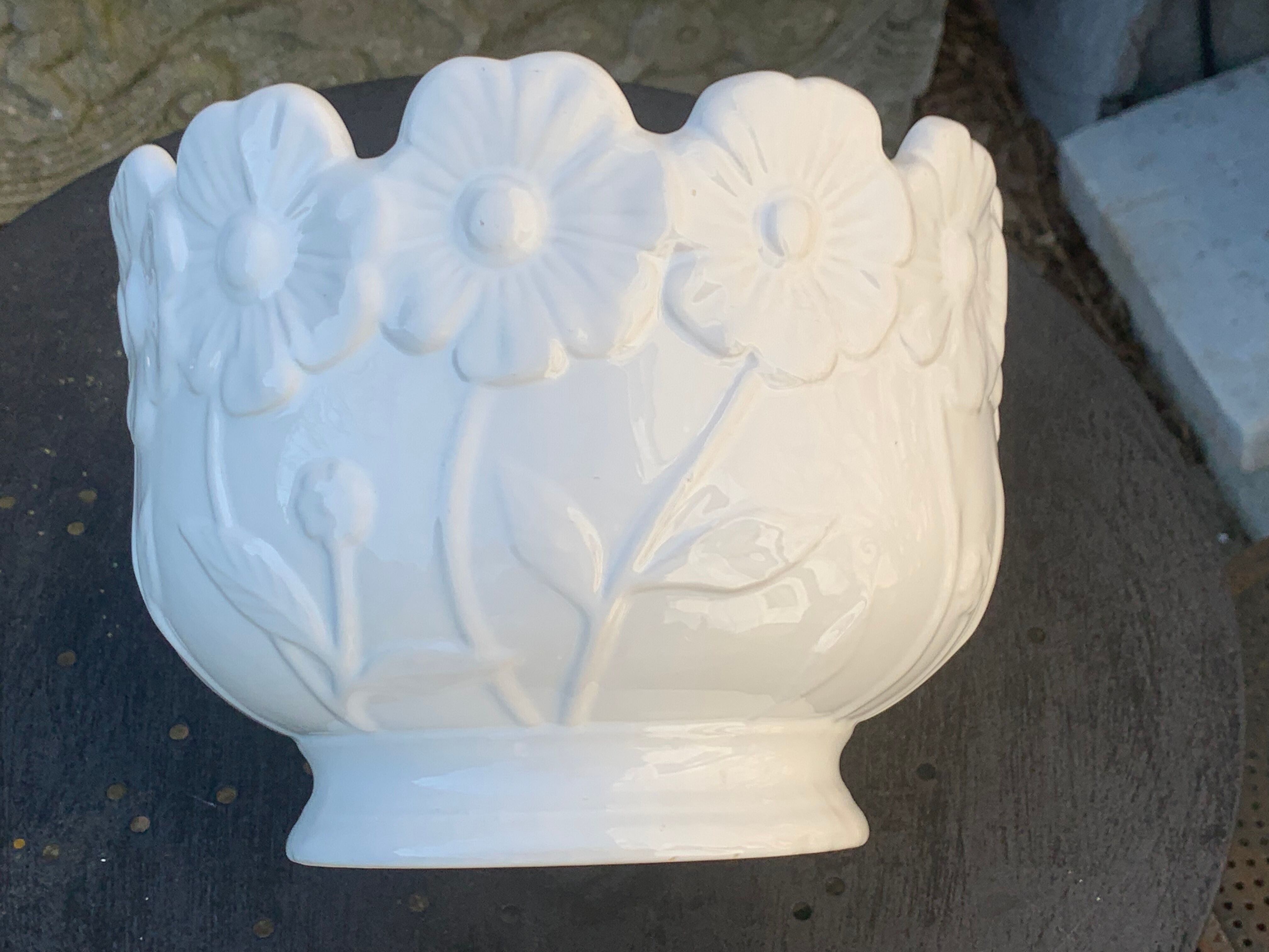 Pot cover in ceramic slurry glazed white floral pattern