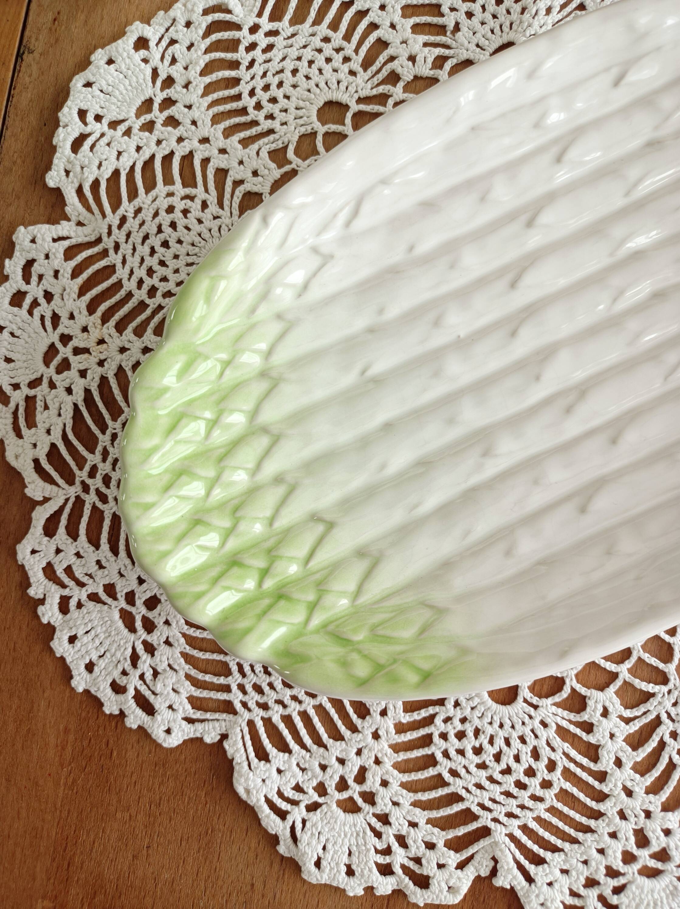 Ravier, small dish in slip, asparagus