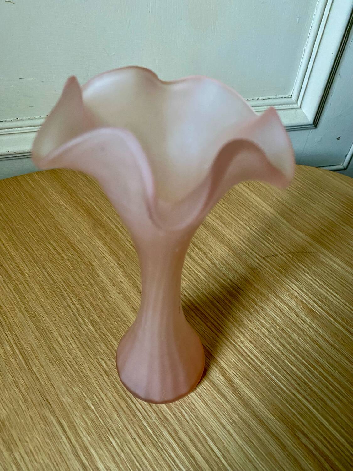 Vase en verre poli rose