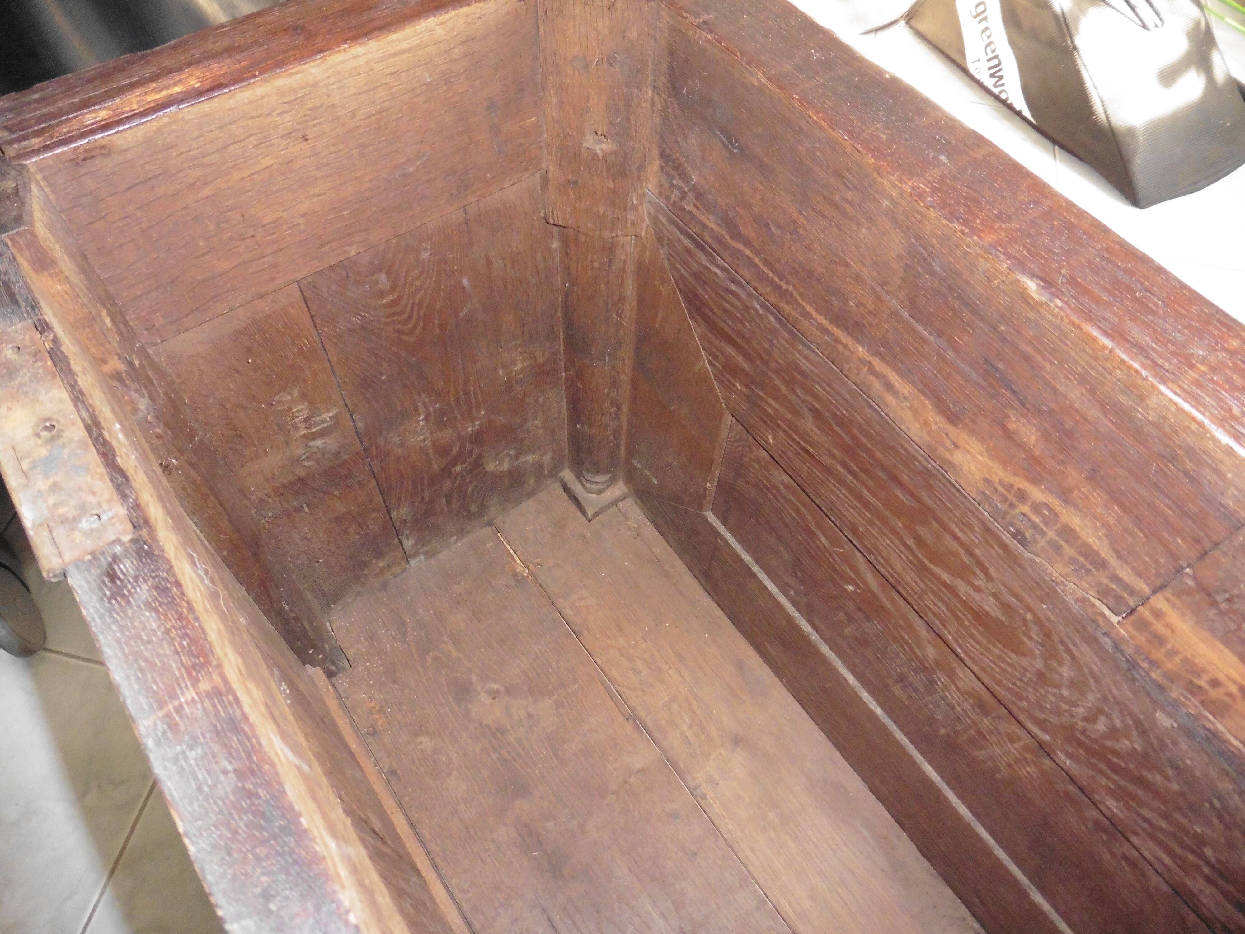 Coffre ancien en bois sculpté, style Renaissance