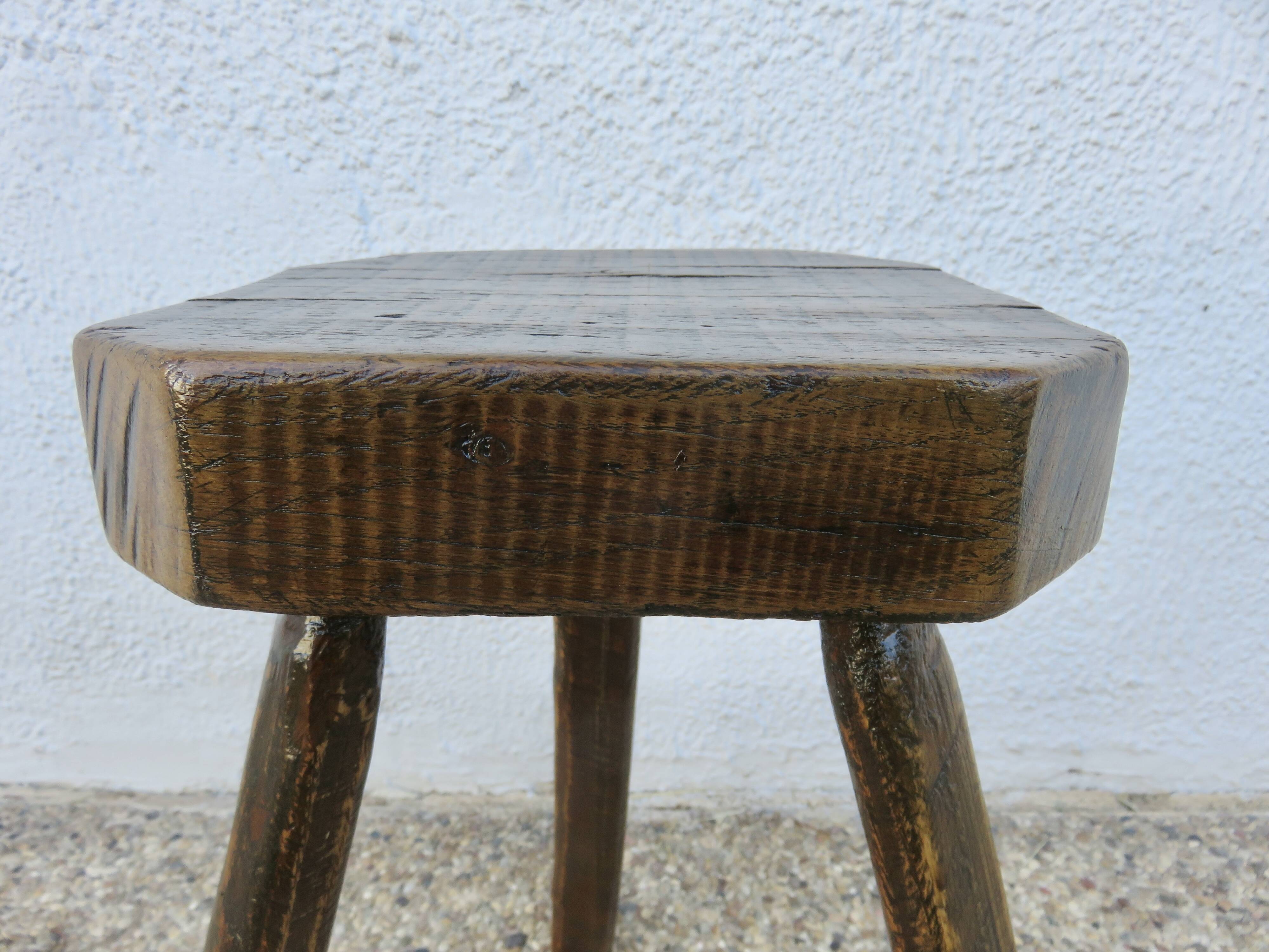 Tabouret de ferme tripode, assise hexagonale, bois massif, années 50-60