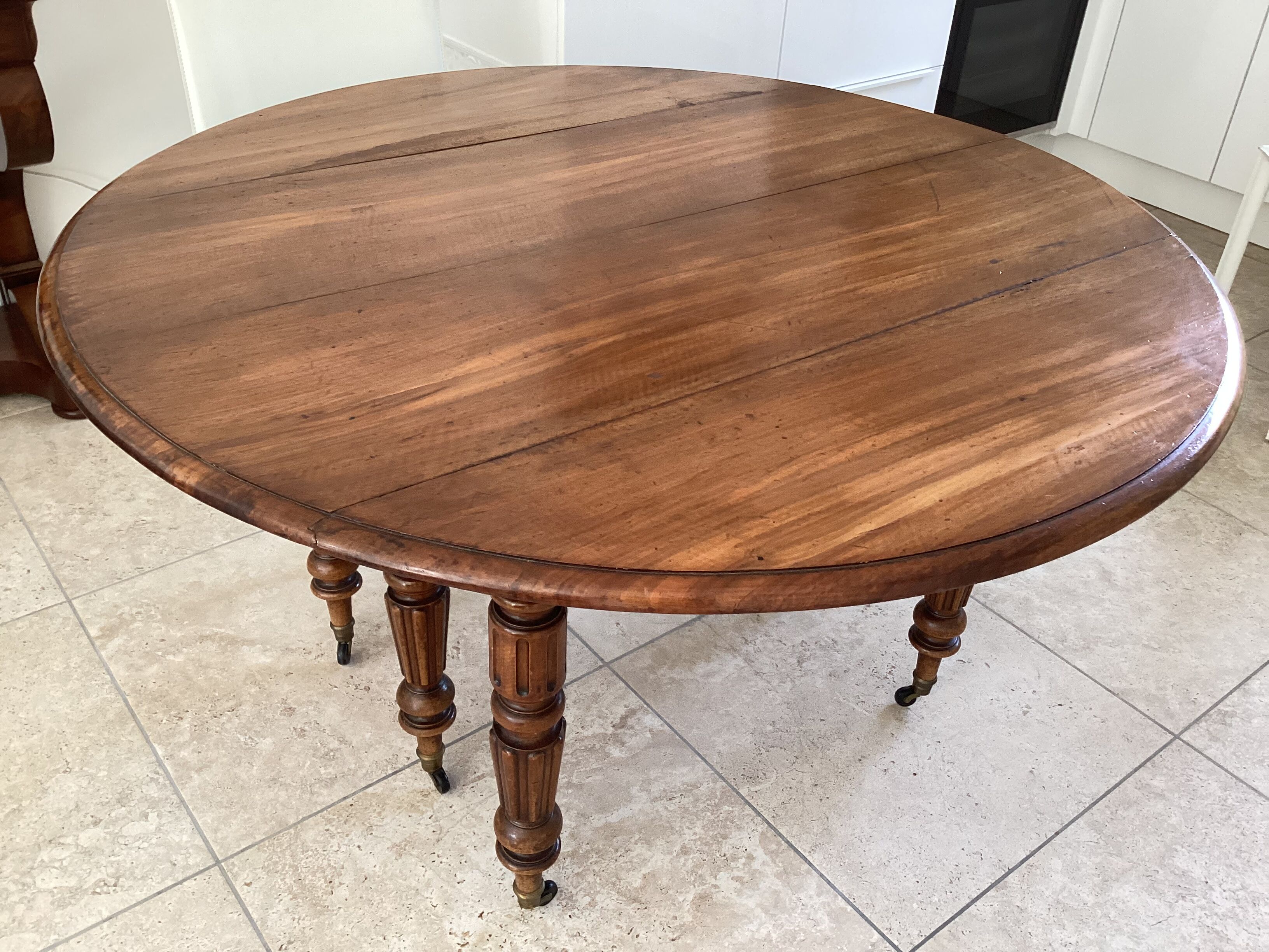 Table ronde ancienne en noyer