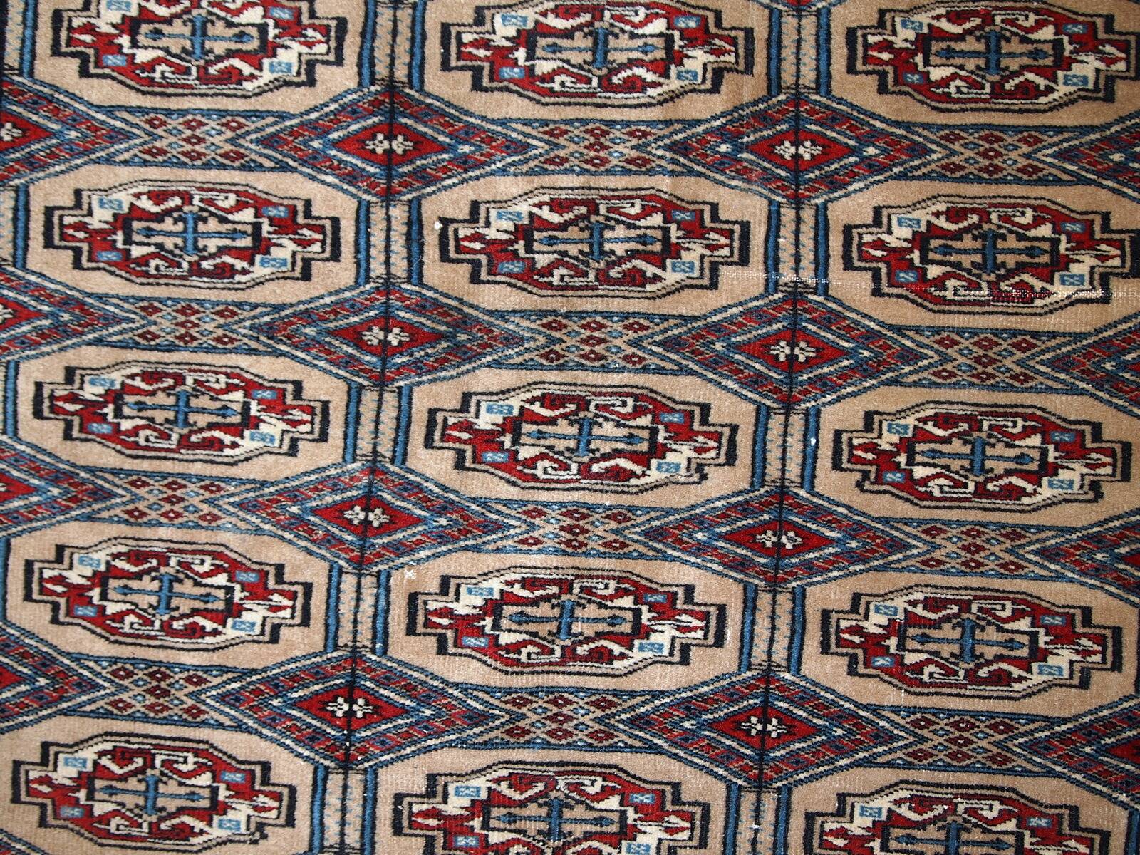 Tapis Vintage Bukhara en Laine, Années 1960, Élégance Traditionnelle