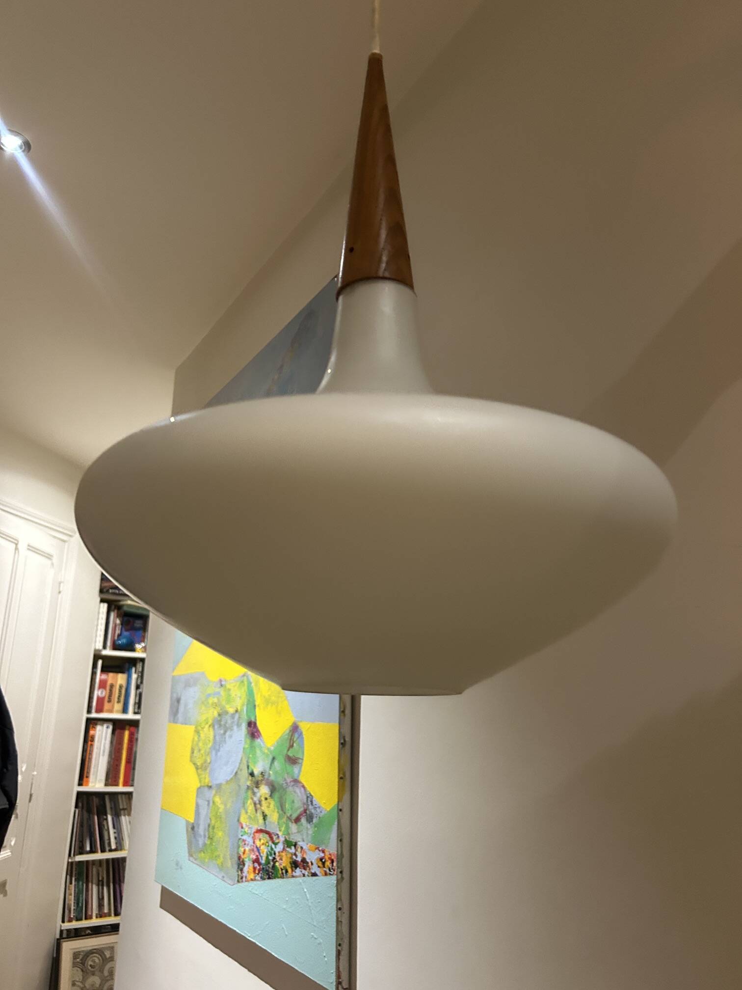 Suspension en opaline et teck Louis Kalff