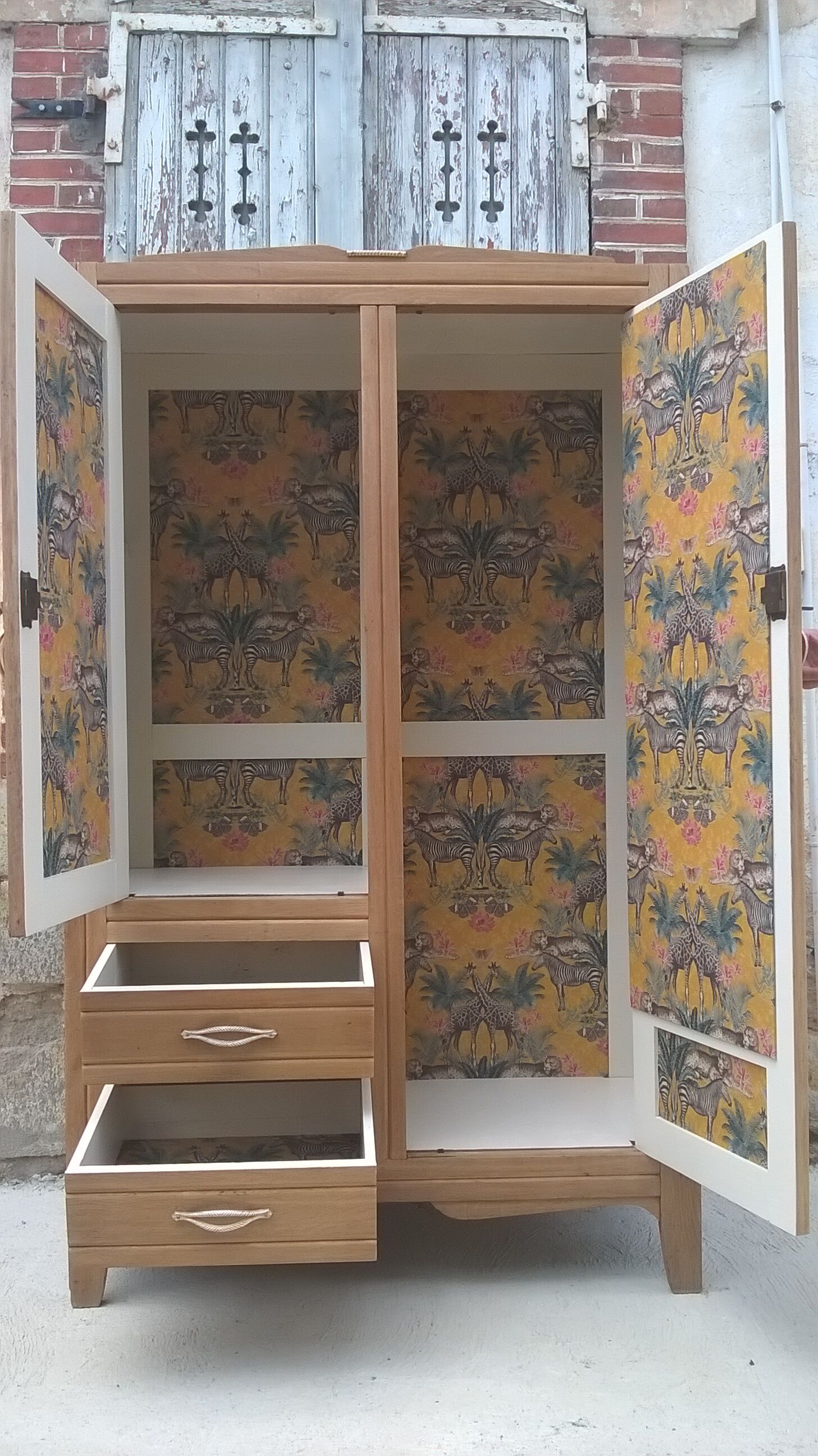 Parisian hotel wardrobe year 50