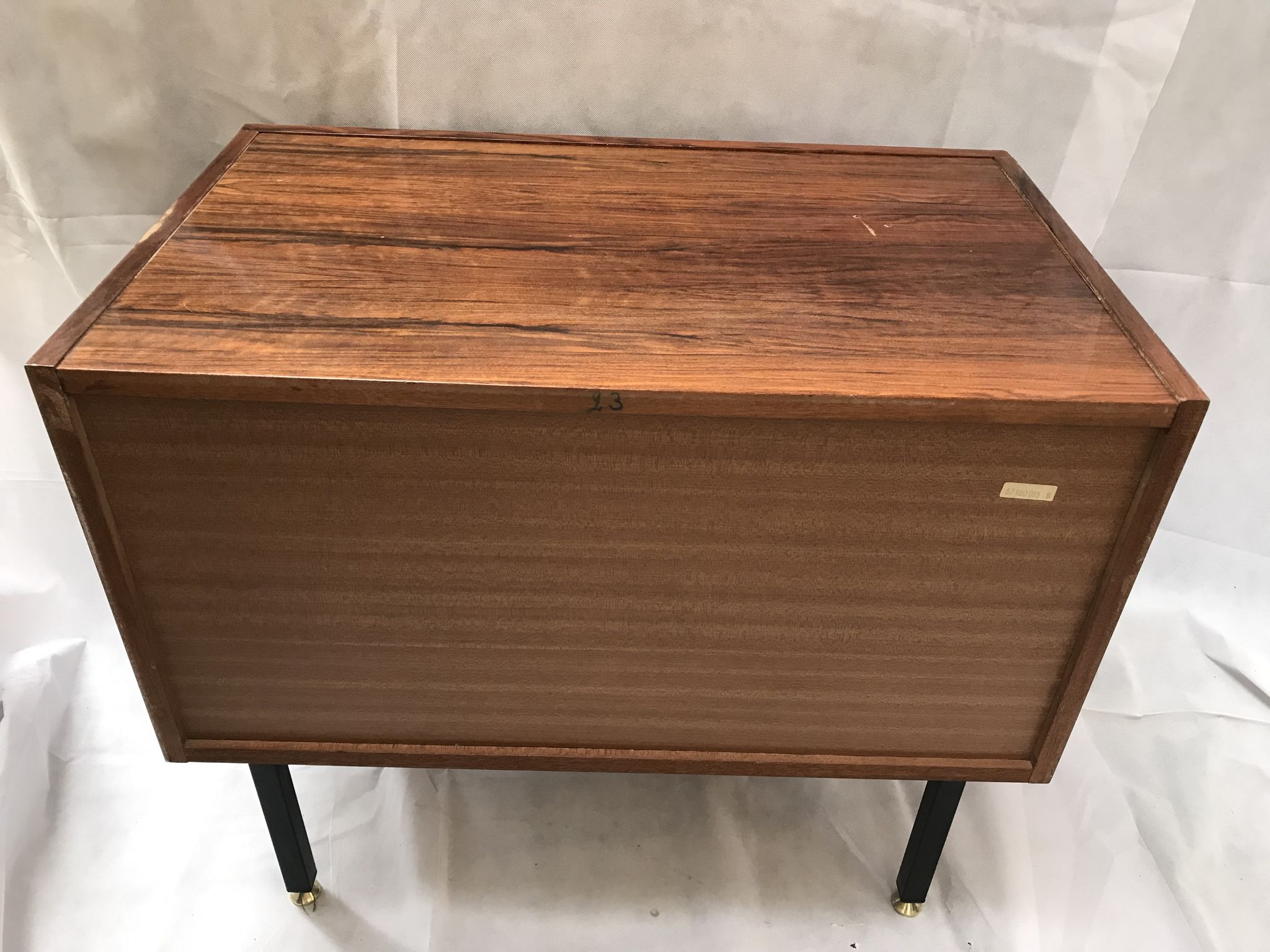 Lacquered 3-drawer chest with rosewood veneer.