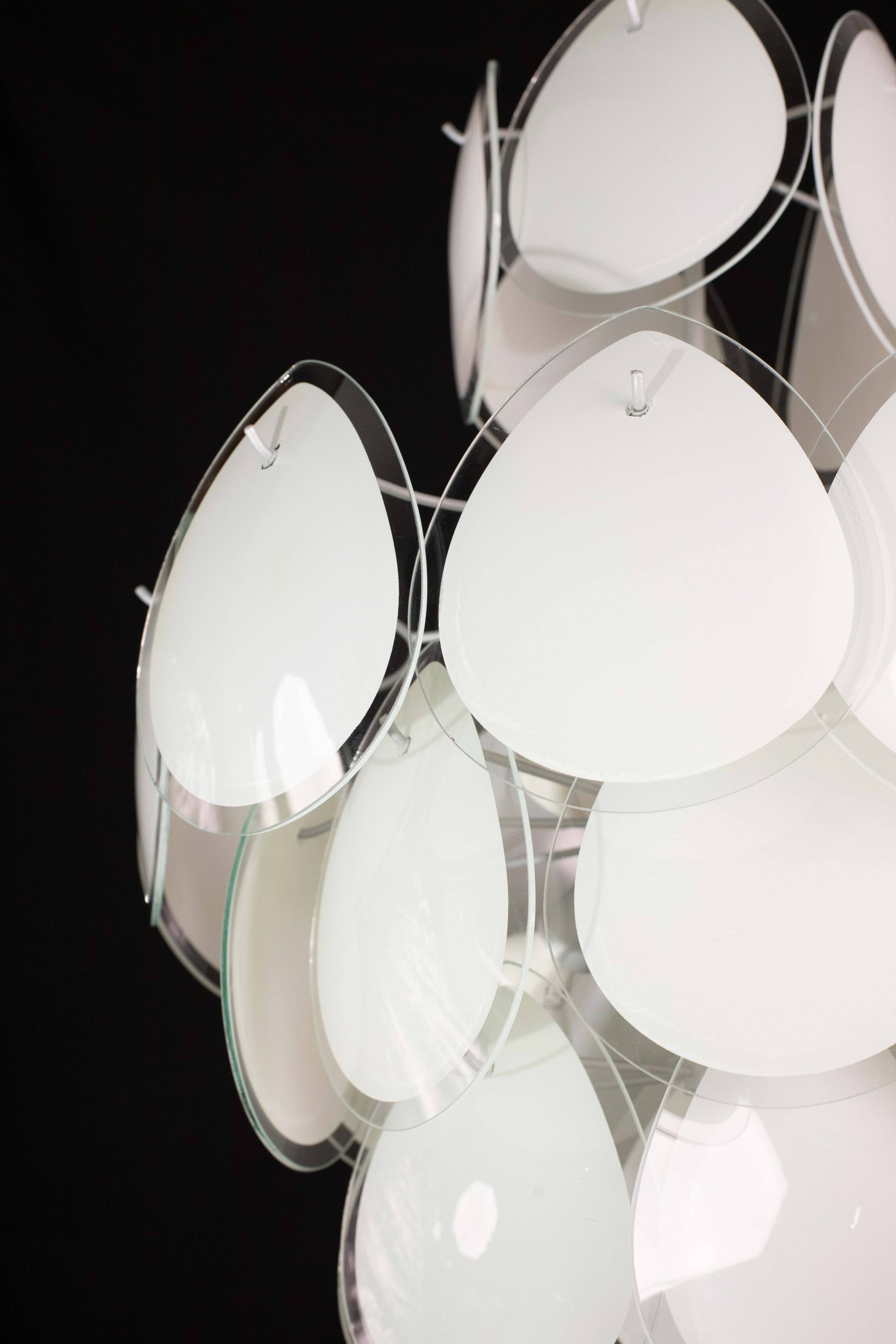 Vistosi White Murano Glass teardrop-shaped discs Chandelier, Italy, 1970s