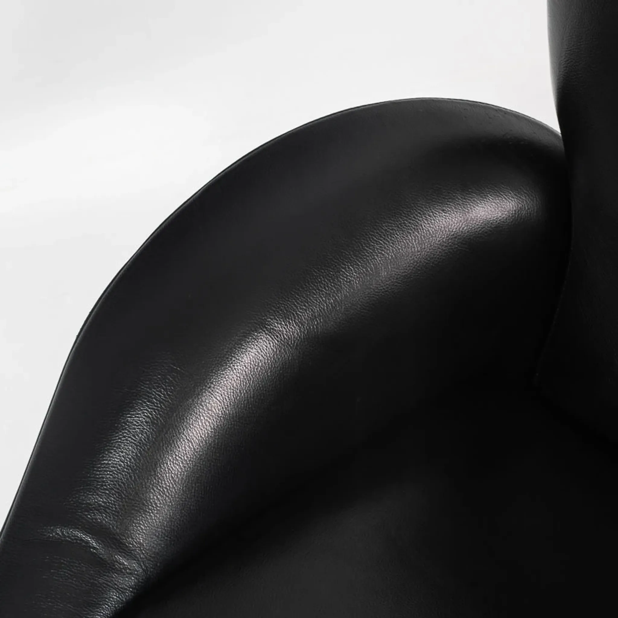 "Dodo" armchair in black leather. Design by Toshiyuki Kita. Cassina. Italy.