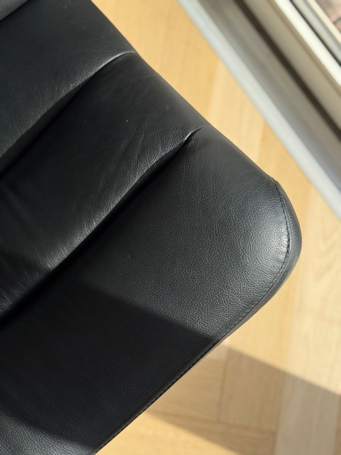 Artifort F978 Armchair – Geoffrey Harcourt – black leather