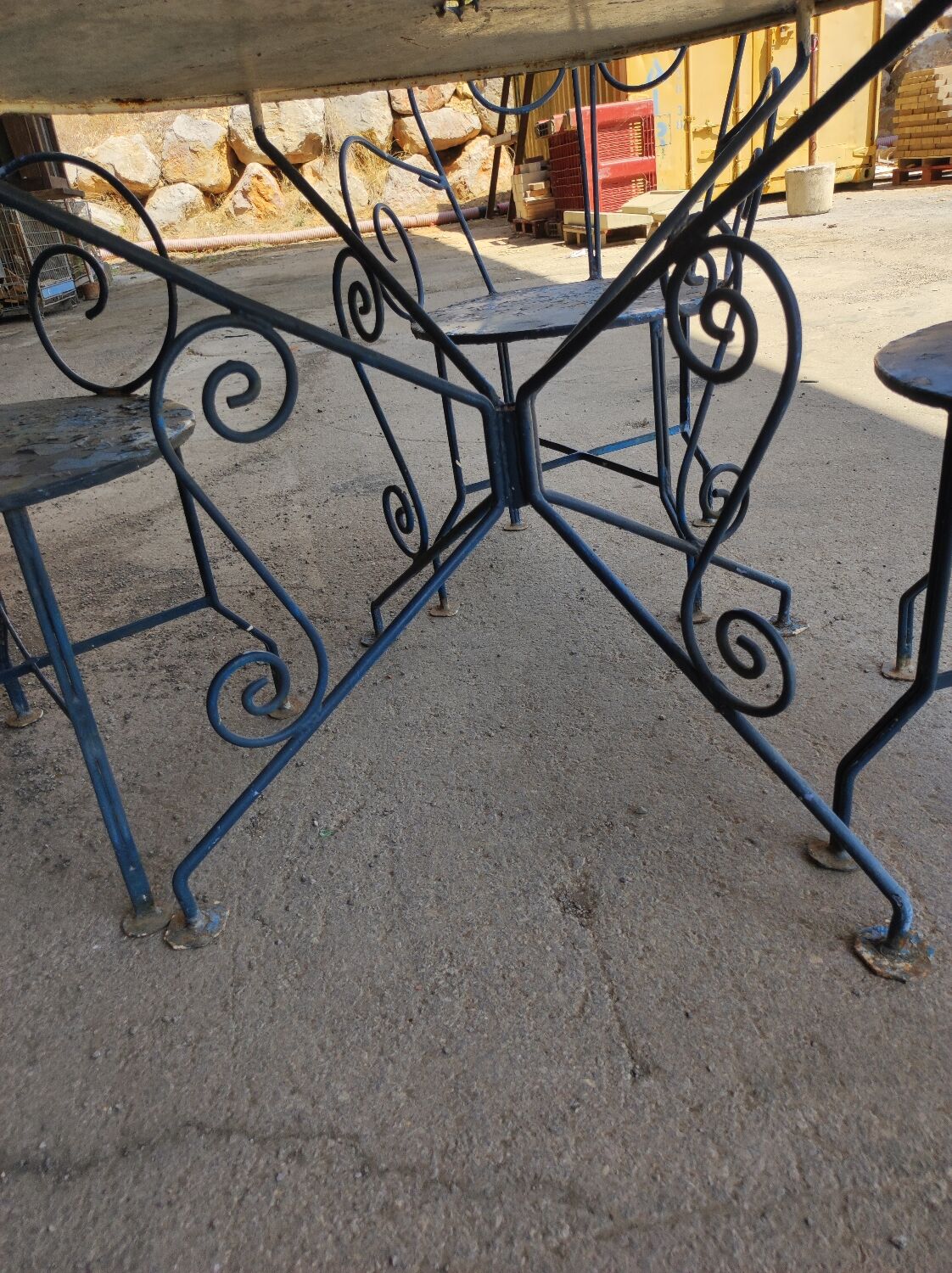 Ensemble de jardin 4 fauteuils et une table en fer forgé