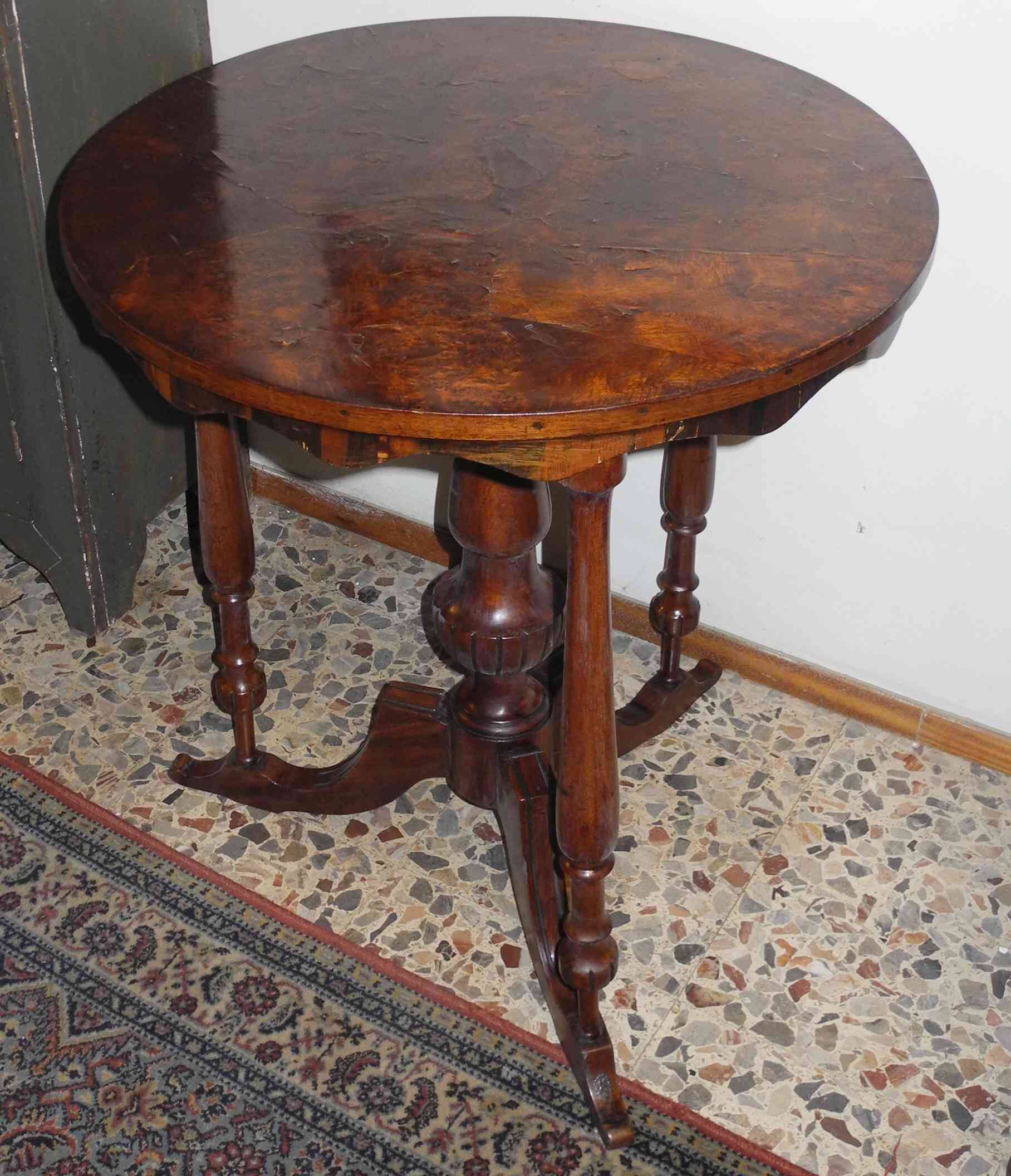 Antique English round table. Petite table ronde anglaise