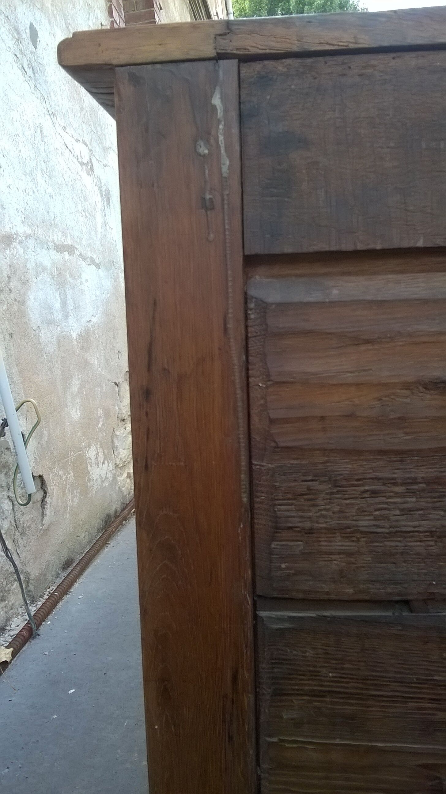 Commode arbalète en noyer XVlle, Louis XV
