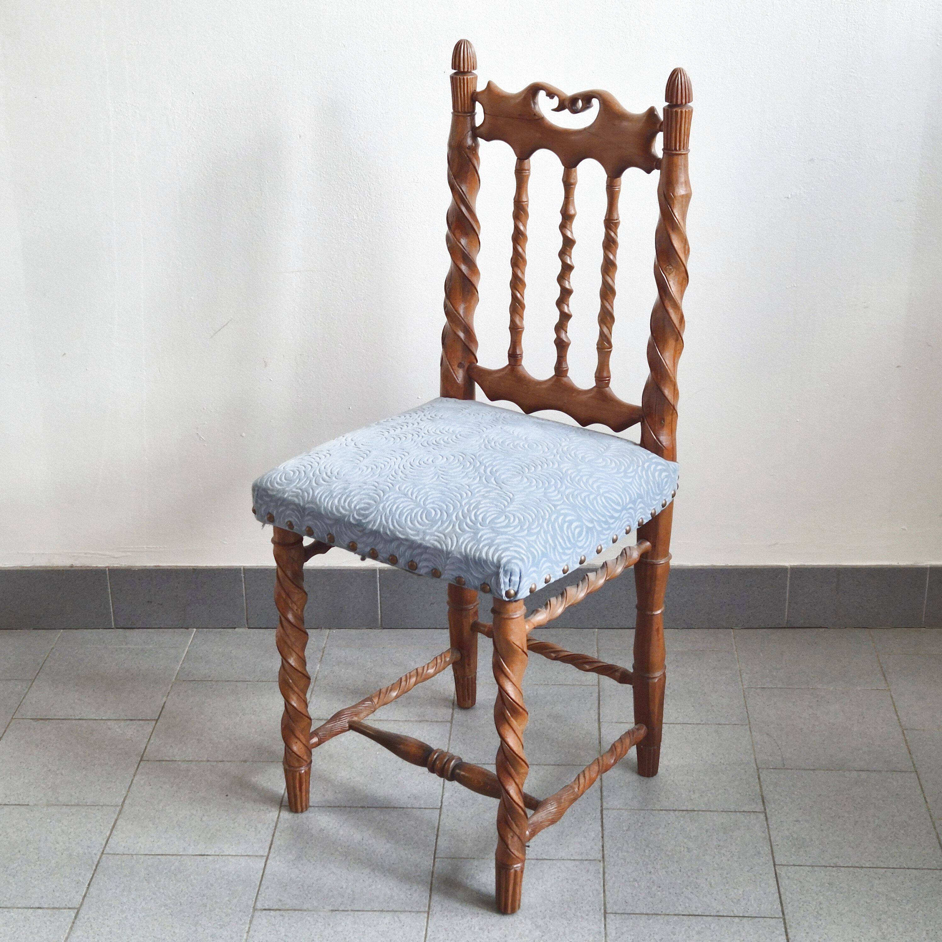 Chaise vintage en bois sculpté