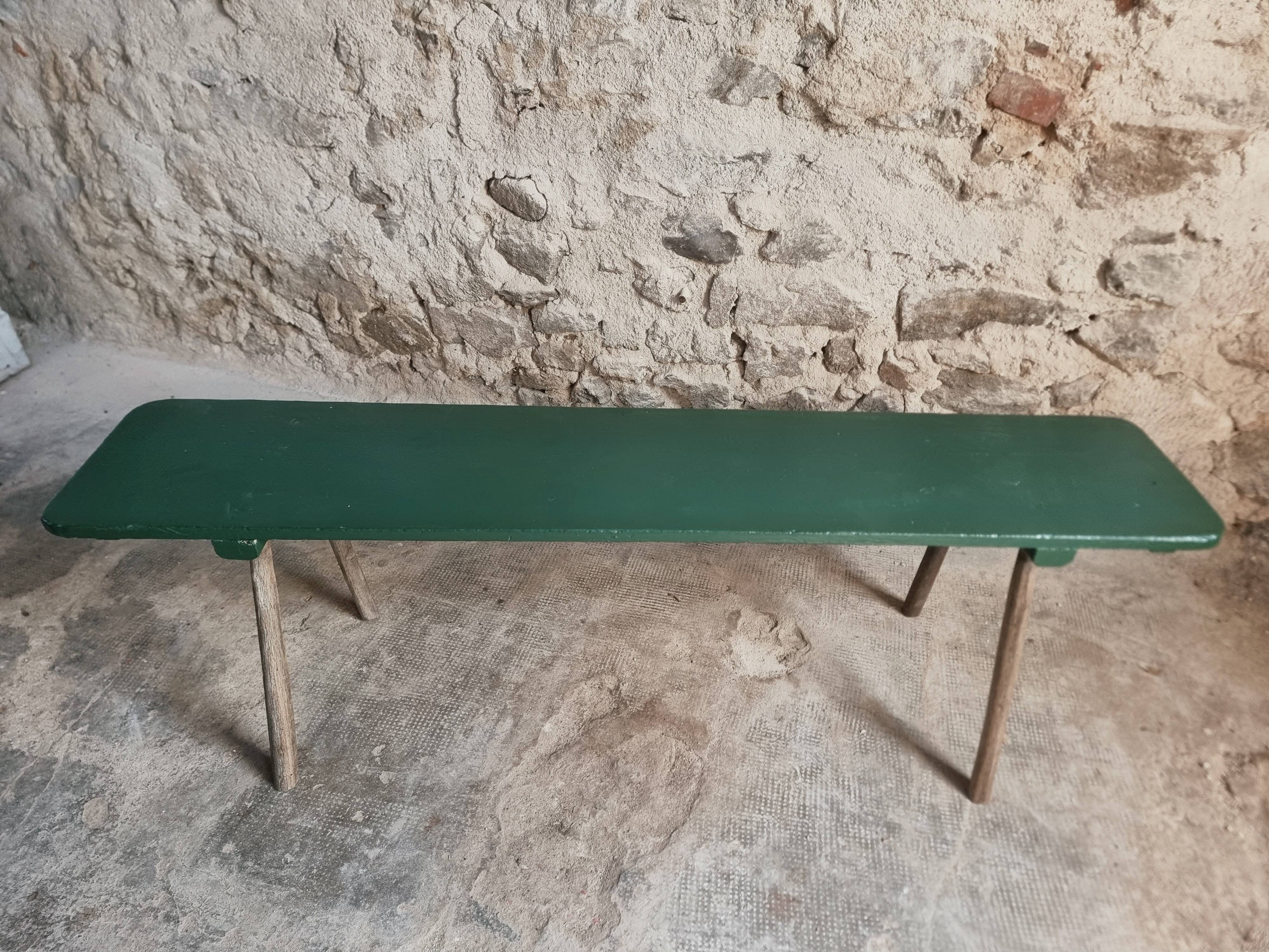 Banc ancien en pin avec pieds en châtaignier, finition peinte en vert, France vers 1900–1930