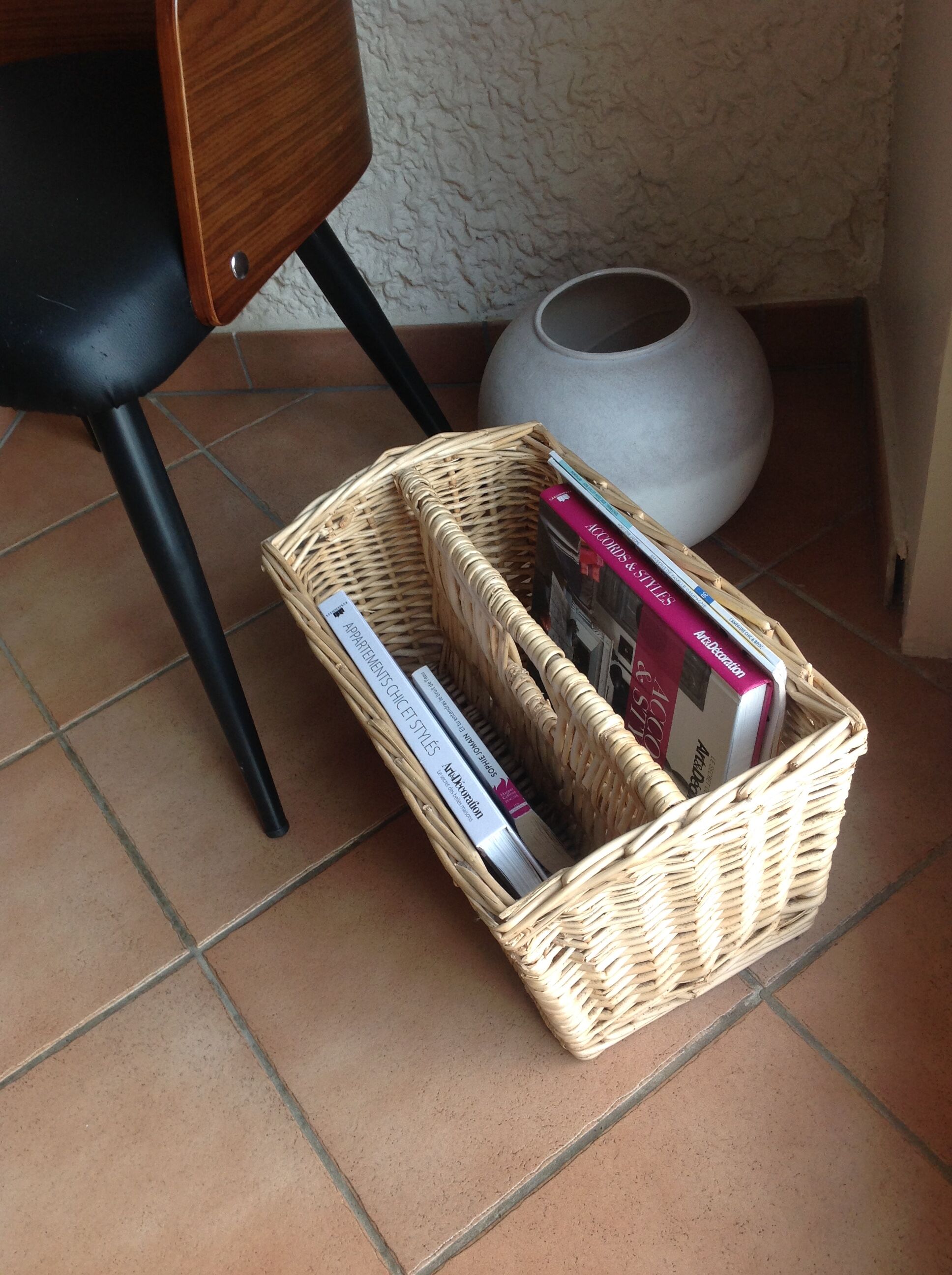 Wicker magazine holder / vintage 60s-70s