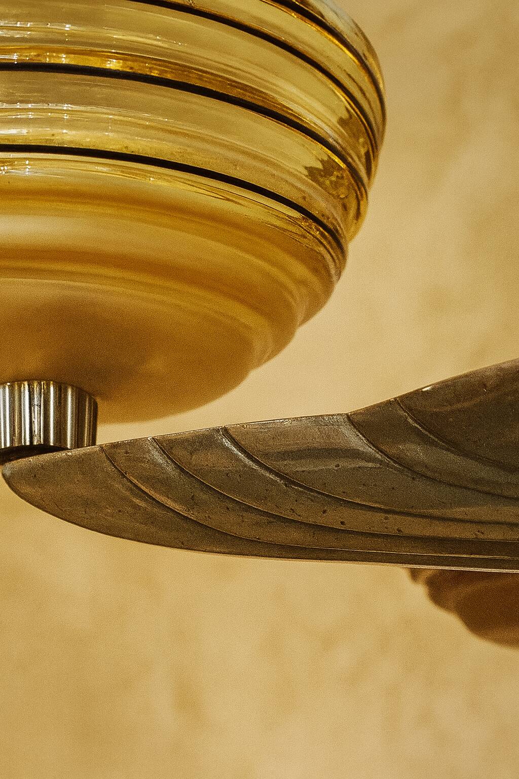Petitot Art Deco Chandelier – 5 lights – Wood, metal and amber glass, 1920