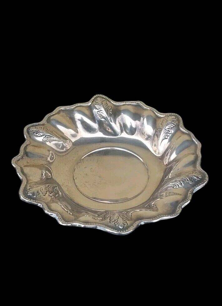 Italian Centrotavola in chiseled 800 silver hallmarked in very good condition