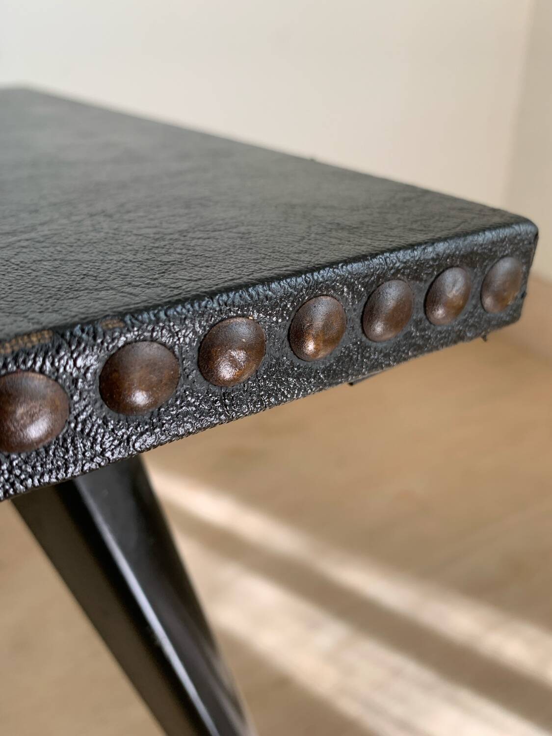 Table basse vintage métal et skai noir