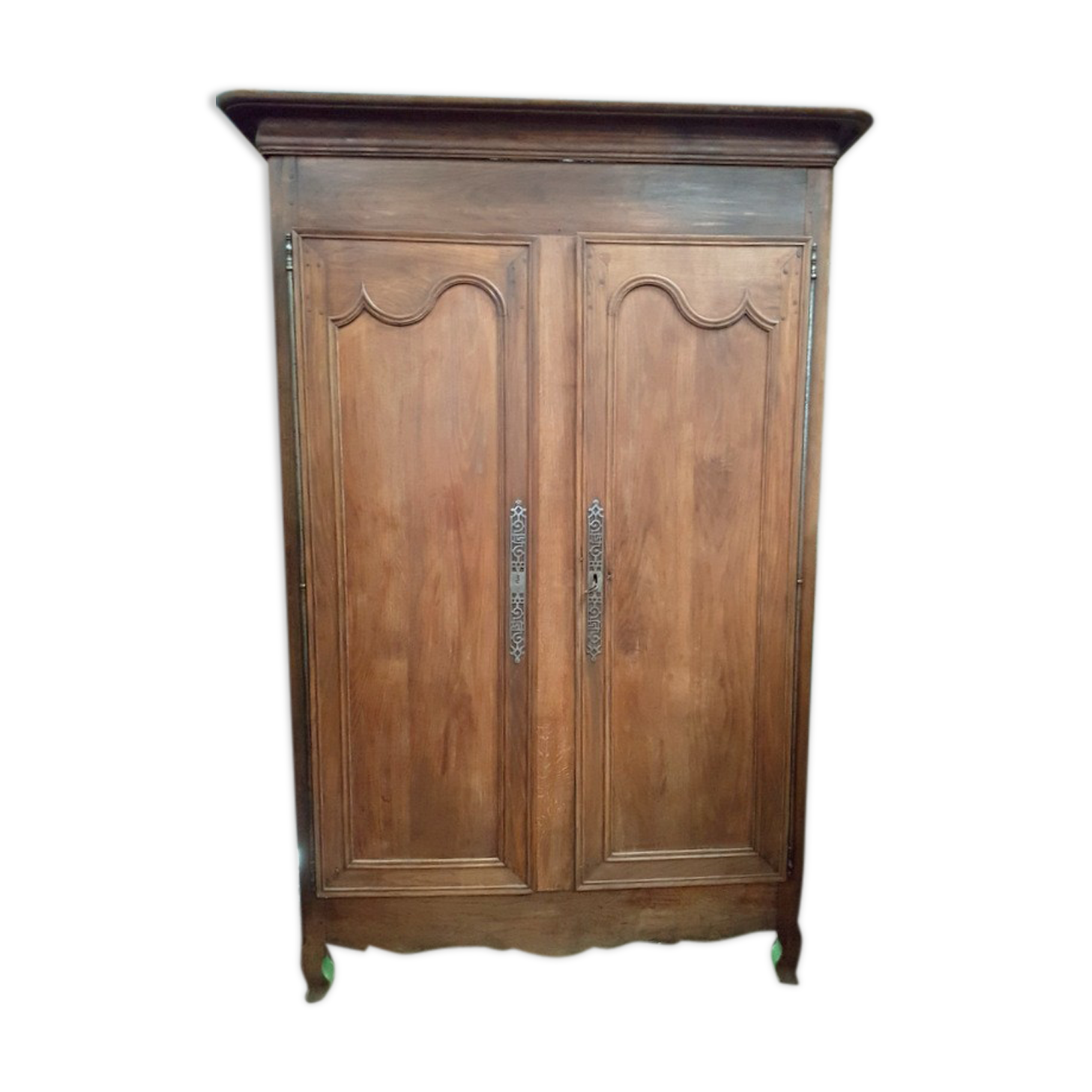 Old tinted wood laundry cabinet