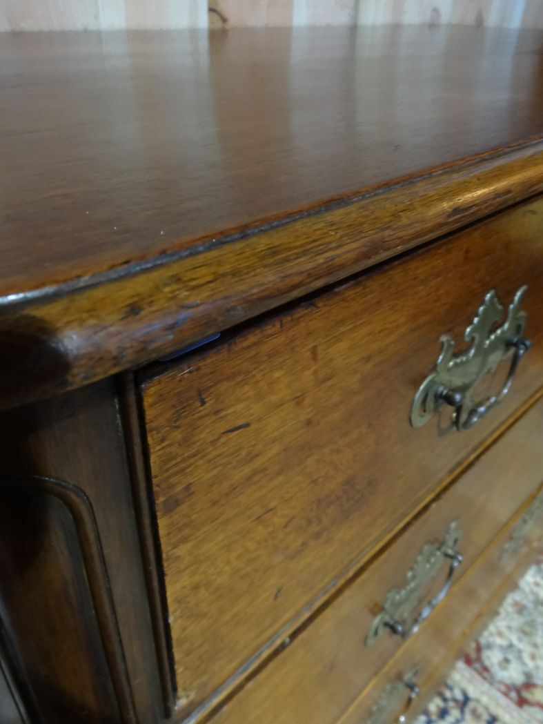 Late 18th century chest of drawers in light mahogany