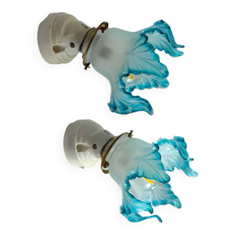 Pair of wall lights with porcelain feet and blue glass tulips in Art Deco style.