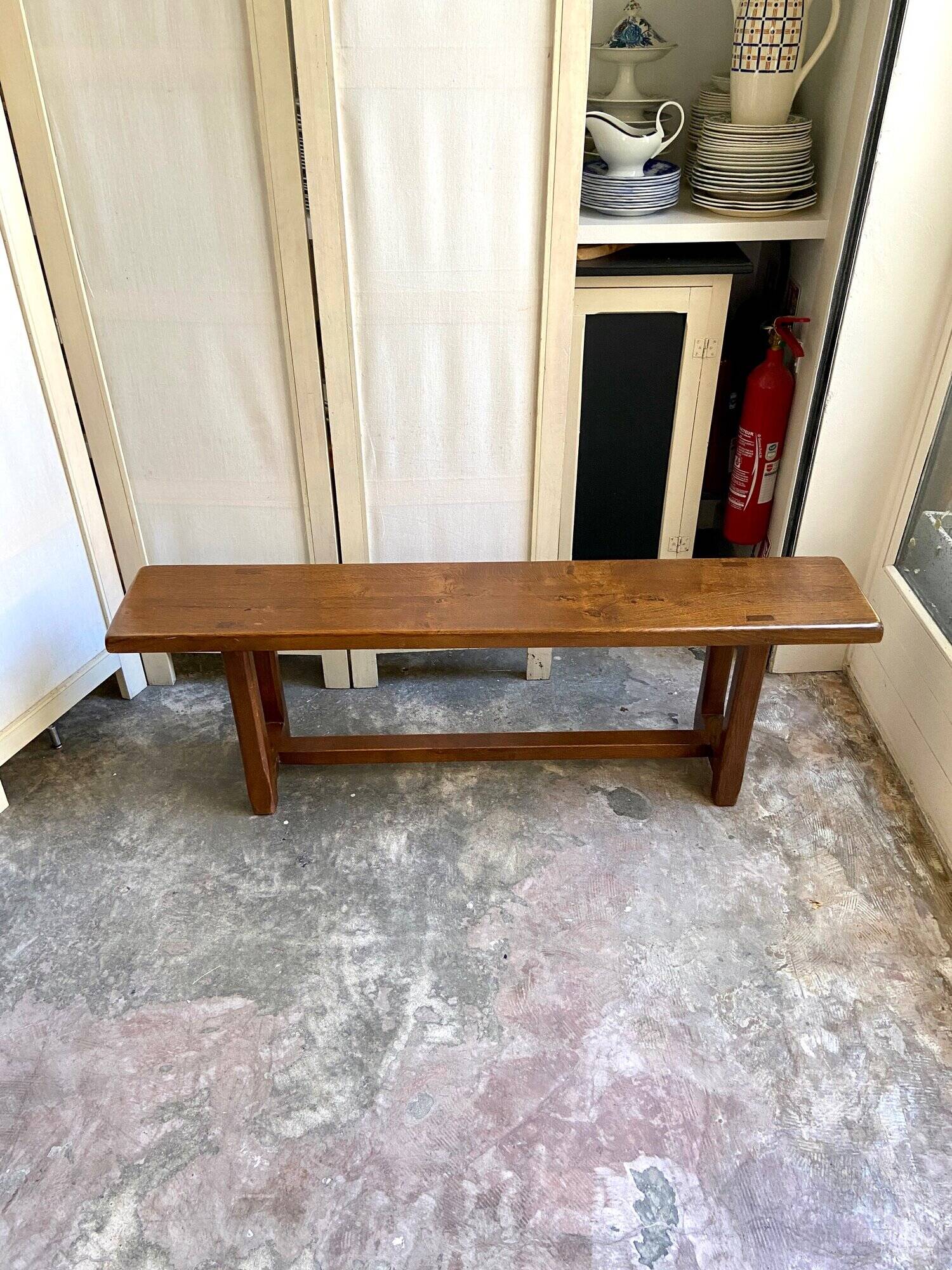 Banc en bois foncé