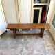Banc en bois foncé